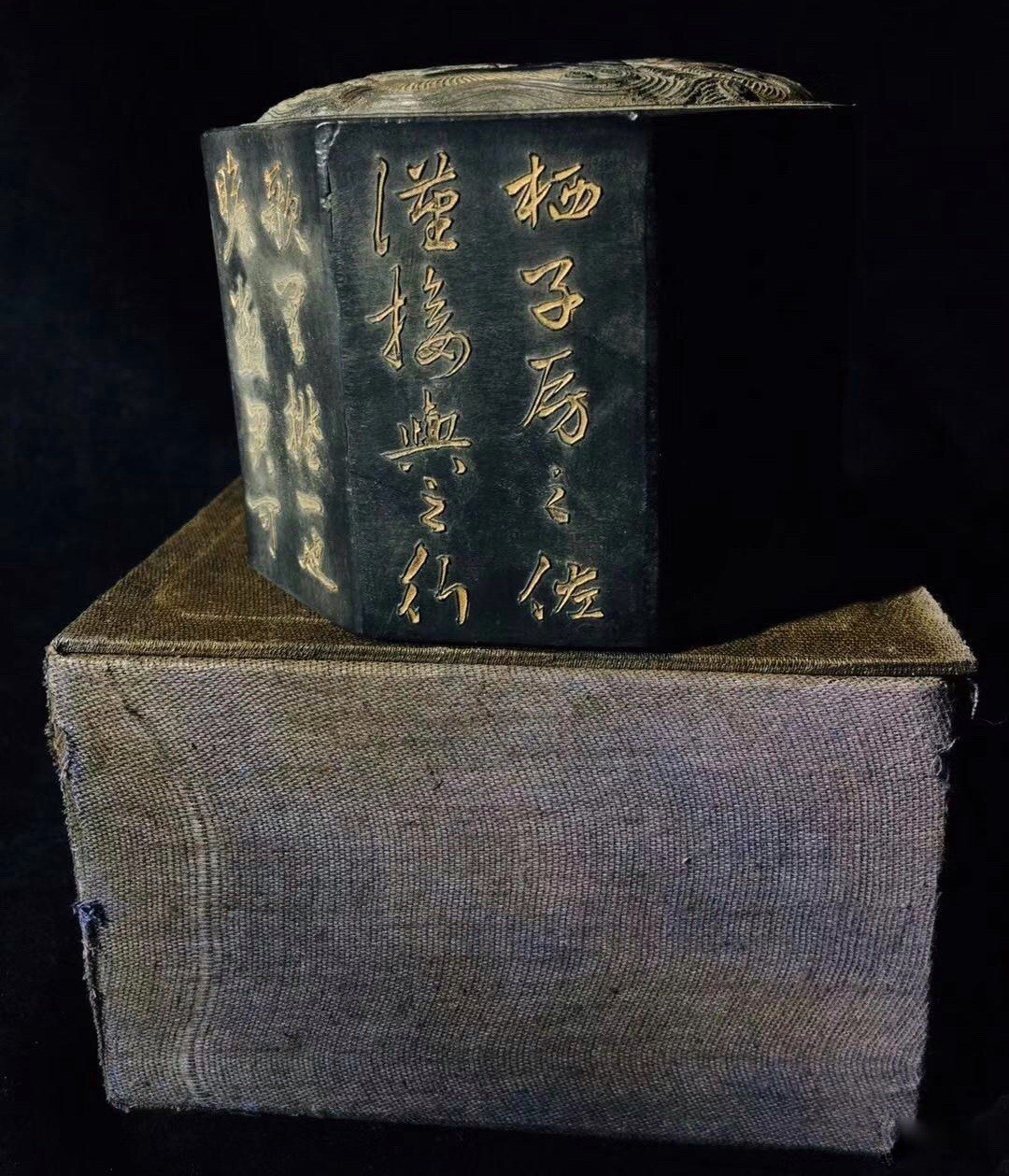 舊藏徽墨《乾隆御玩印墨》［材質］老松煙［規格］10.5×10.5×8.3cm [淨重］841克［包裝］古錦盒