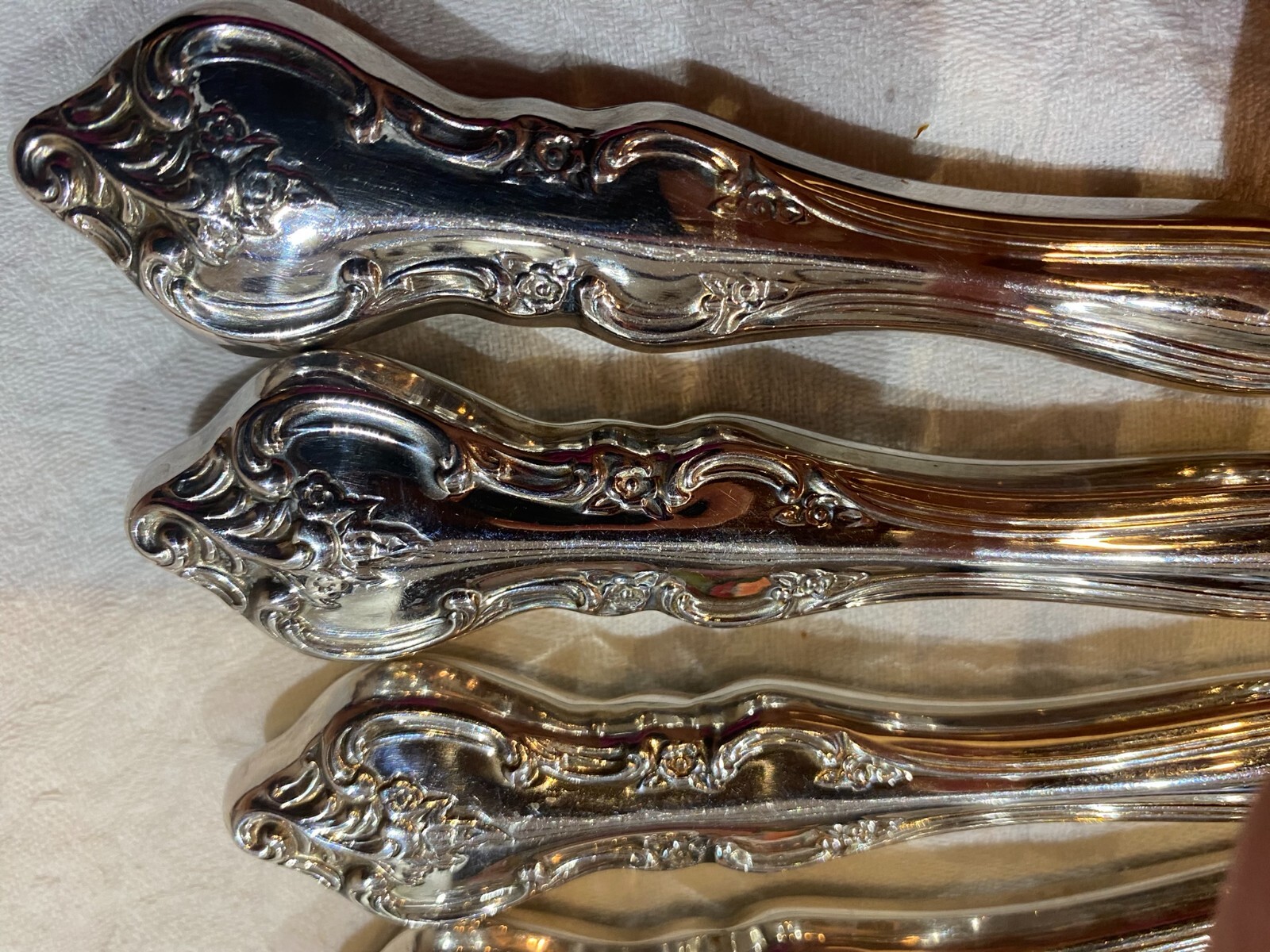 INTERNATIONAL DEEP SILVER PLATE FLATWARE “ORLEANS” (4) DINNER KNIVES
