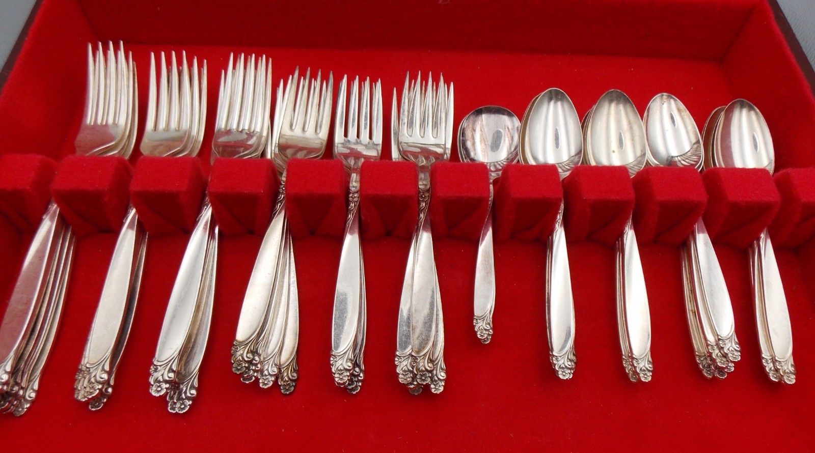 Vintage Oneida Prestige Firelight Silverplate Flatware Set 65 Pieces + Chest