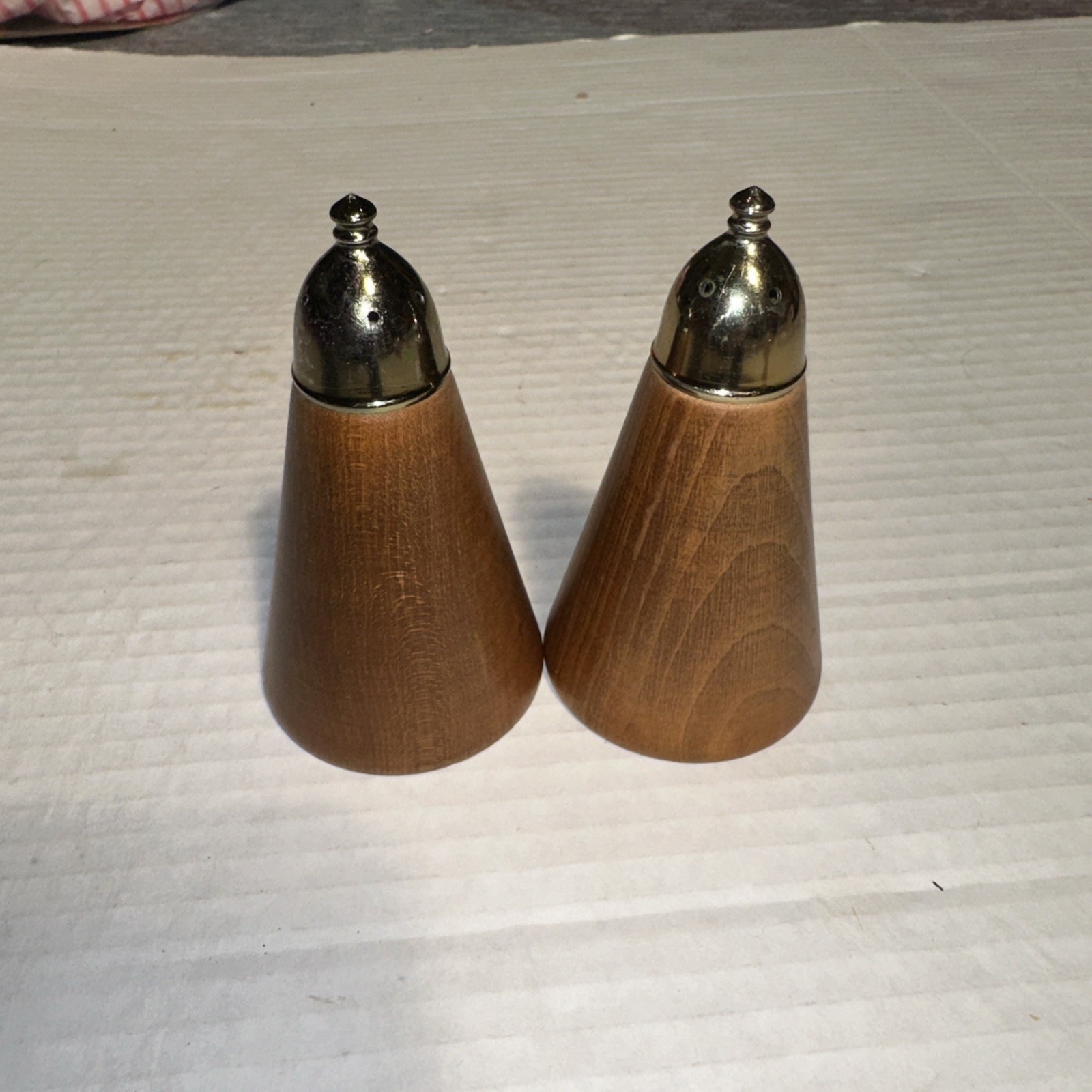 Vtg MCM Wood Wooden Screw-On Bronze Top Lid Salt Pepper Shakers Set 3 5/8″ Tall