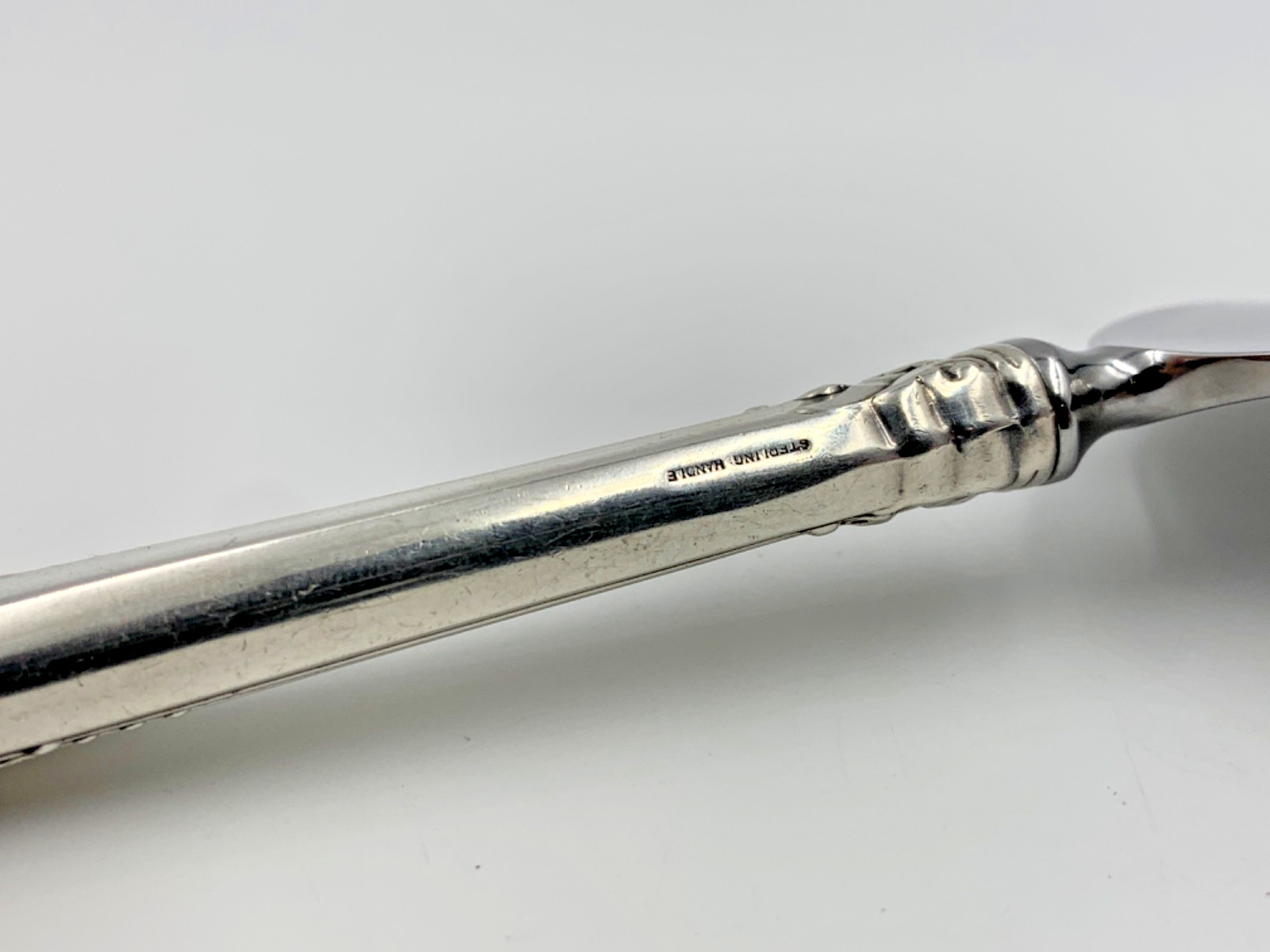 Oneida Damask Rose Sterling Cake Server Silver Handle 10-1/2″ AAR-12/25