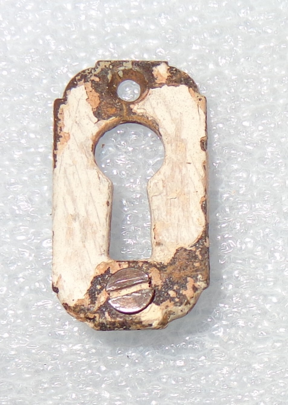 1 OLD ANTIQUE VINTAGE DOOR KEY HOLE COVER BACK PLATE 1-1/2″ TALL X 7/8″ WIDE
