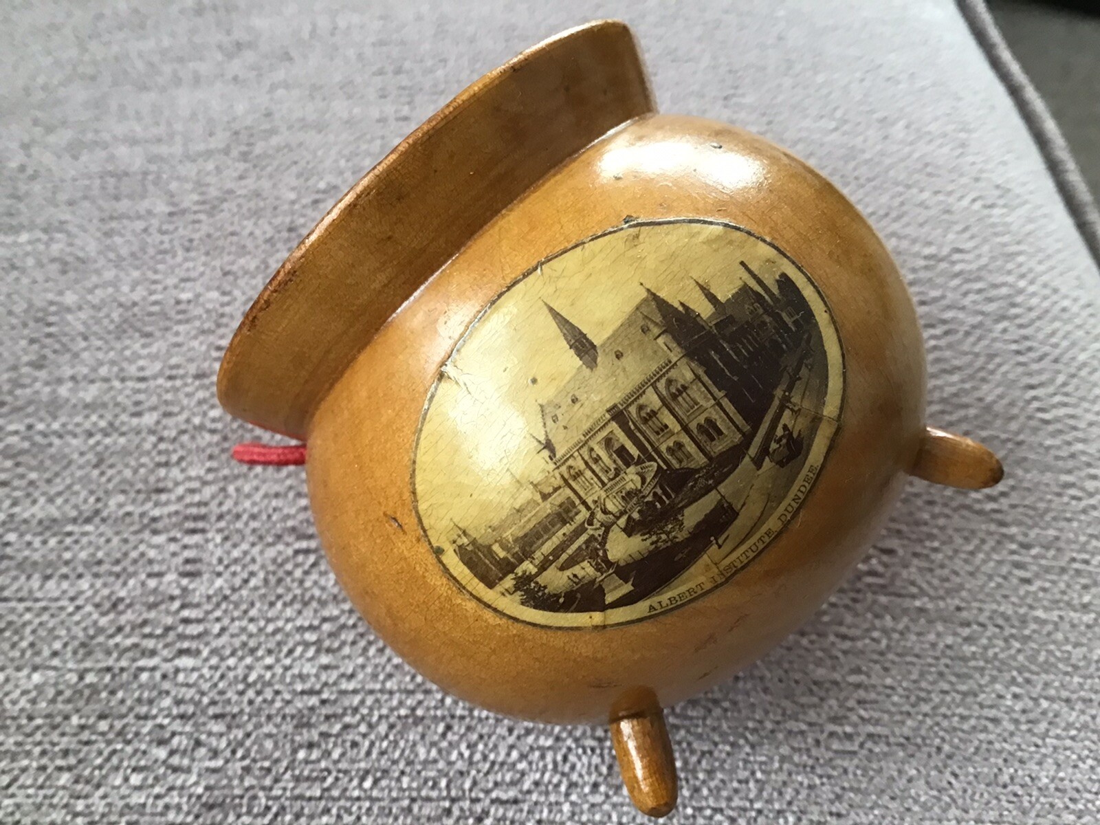 Mauchline Photografic Ware Cauldron. DUNDEE. 7 Cm High. Red Cord Handle.