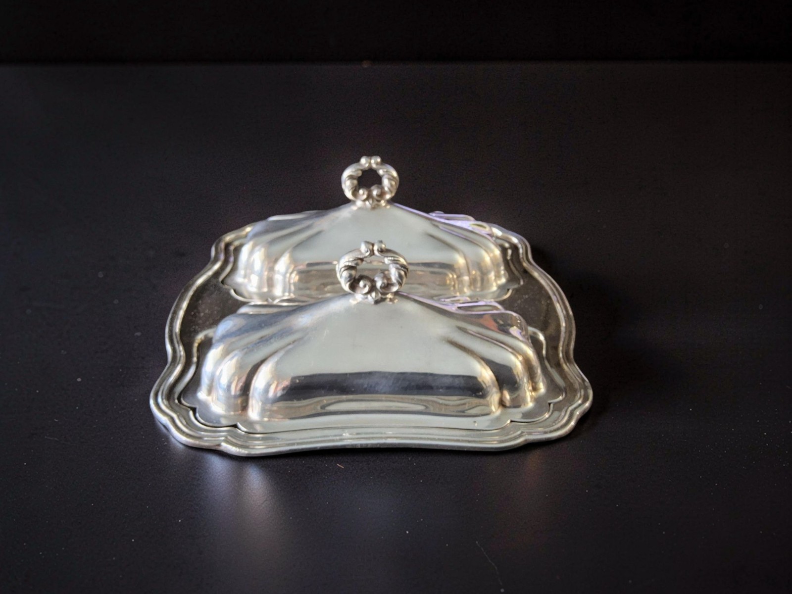 Vintage Oneida silver-plated double butter dish serving tray with scallop edging