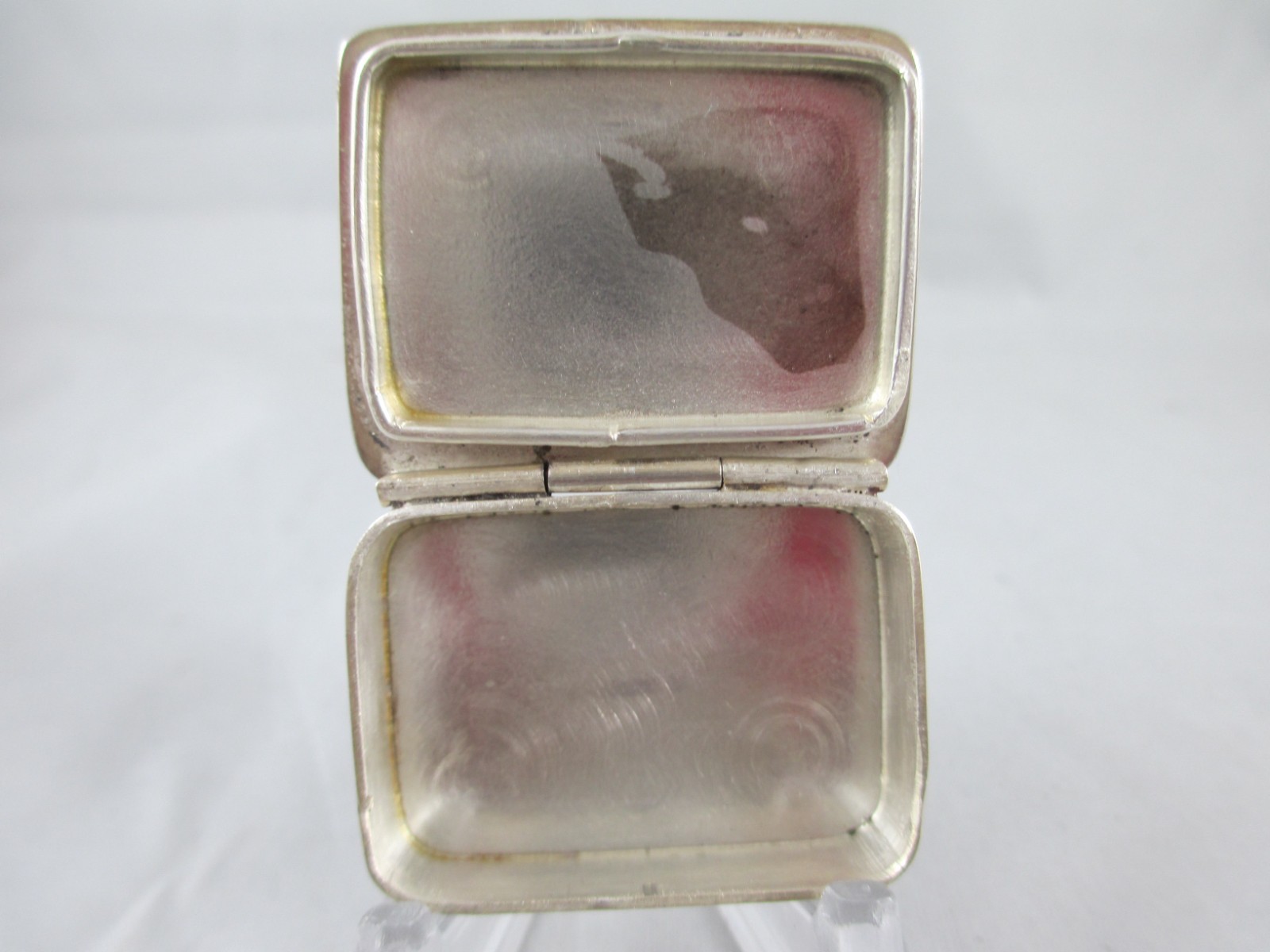 SOLID SILVER PILL BOX BY THE REKNOWNED LONDON SILVERSMITH, ARI. D. NORMAN 1990