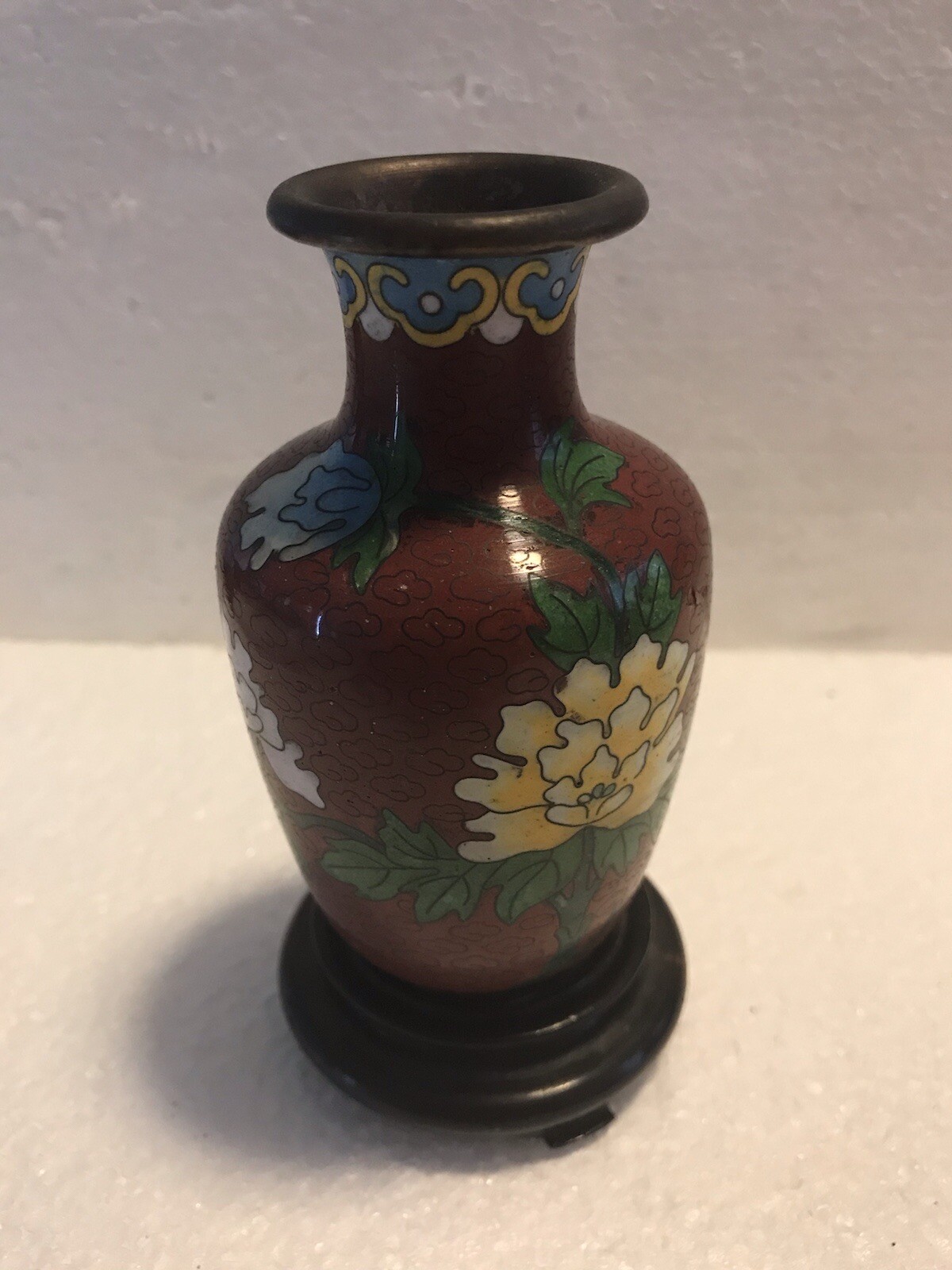 Asian dark red 4 inch tall Cloisonne Vase Floral Patten with wood base