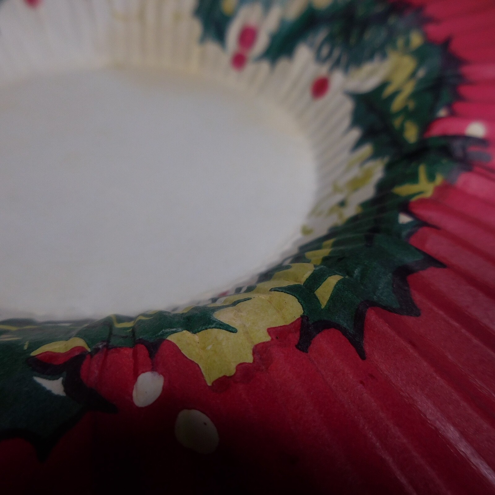 2 Decorative Christmas Dessert Paper Plates Flower Red Green Yellow White N8348