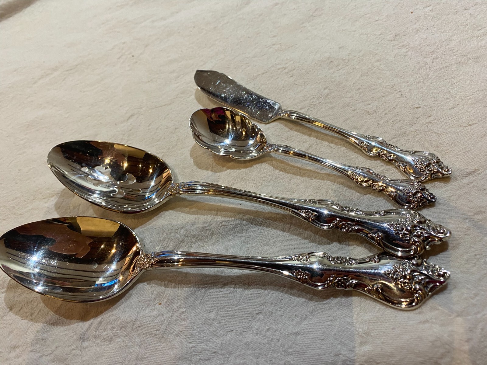 INTERNATIONAL DEEP SILVER PLATE FLATWARE “ORLEANS” (4) SERVING PIECES