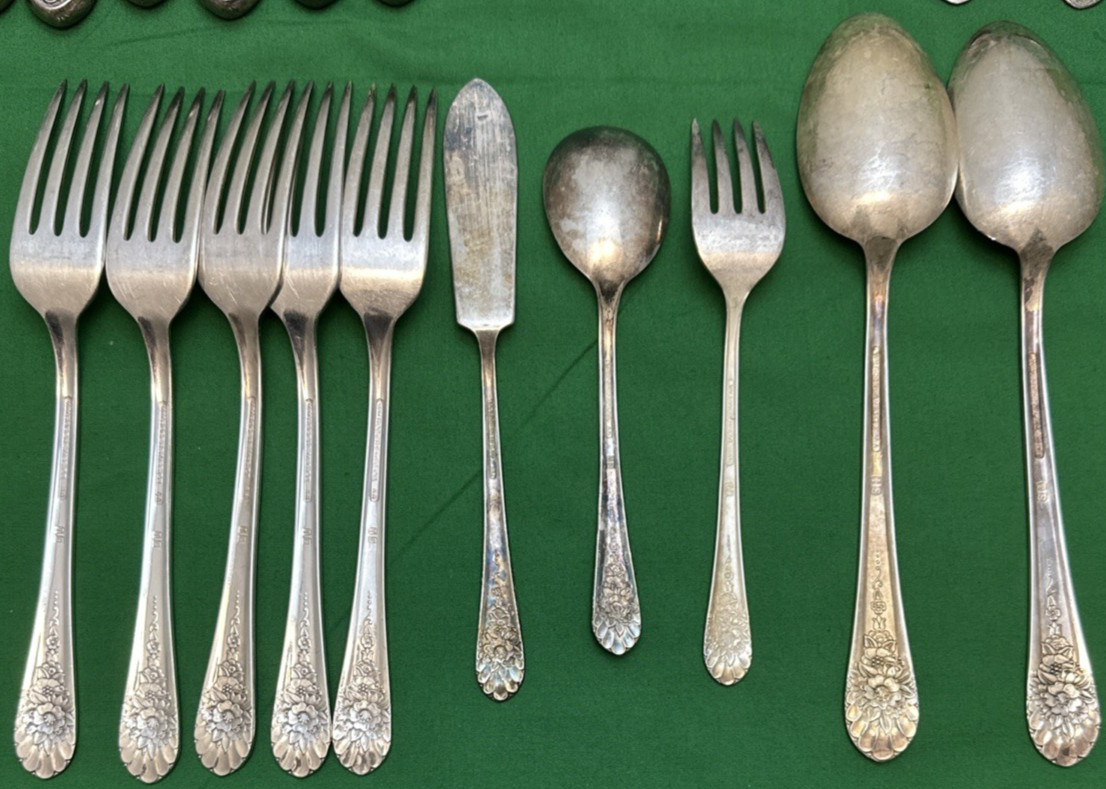 25 Pc JUBILEE Silverplated FLATWARE Mix with SERVING PCS Wm Rogers Mfg