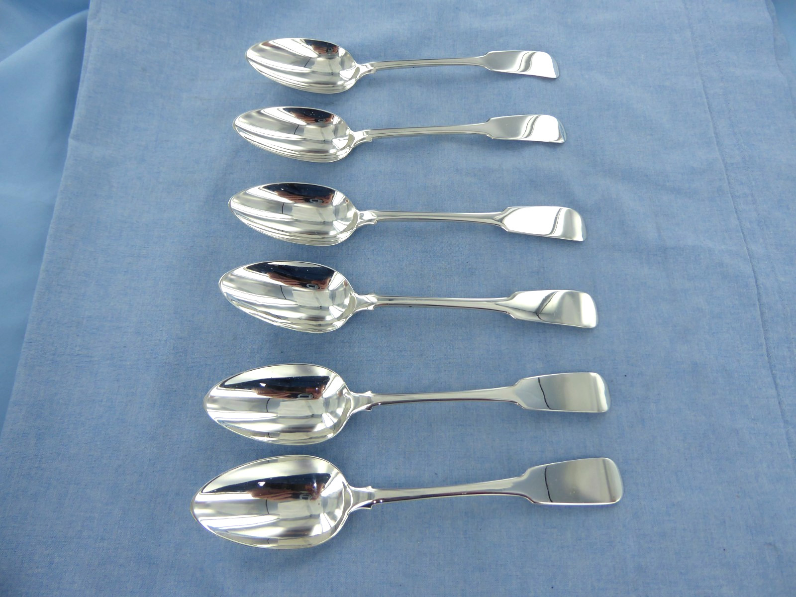 AN ANTIQUE SET OF SIX STERLING SILVER FIDDLE BACK DESSERT SPOONS, DUBLIN 1825.