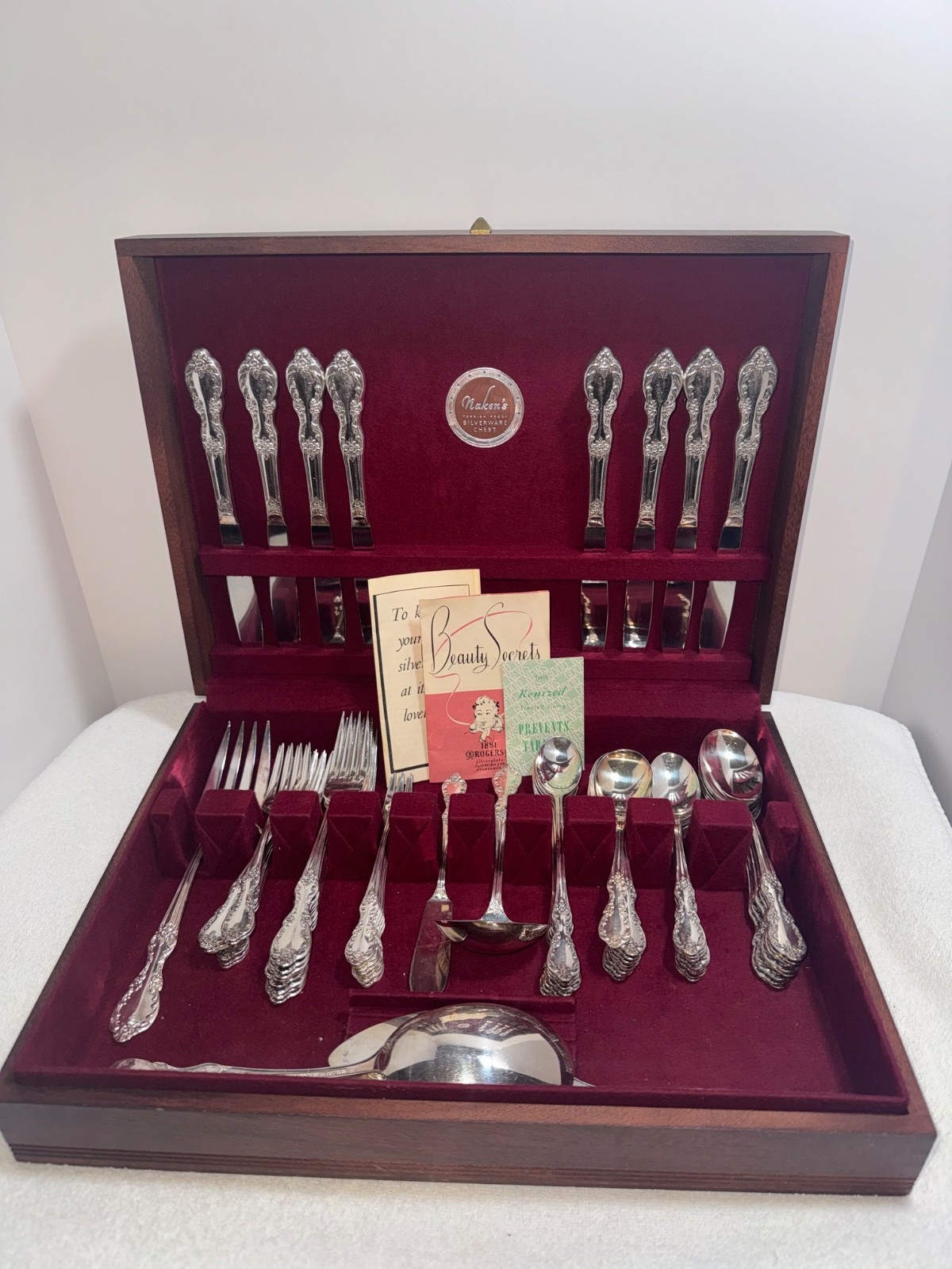 Vintage Silverware Set of 69 in Chest Oneida 1881 Rogers Grand Elegance USA