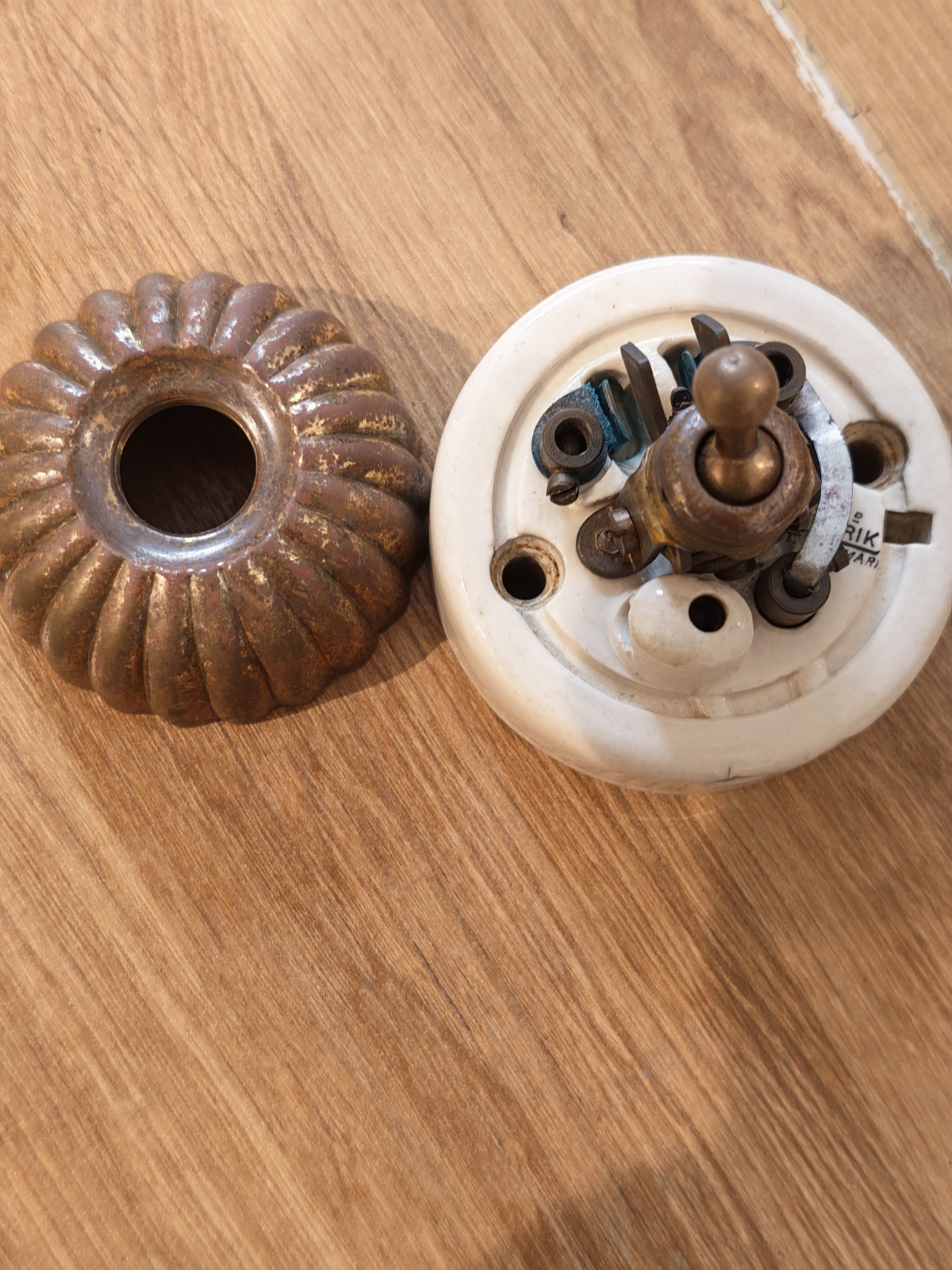 Antique Lektrik Ribbed Brass & Ceramic Dolly Light Switch – Fluted Deco Style