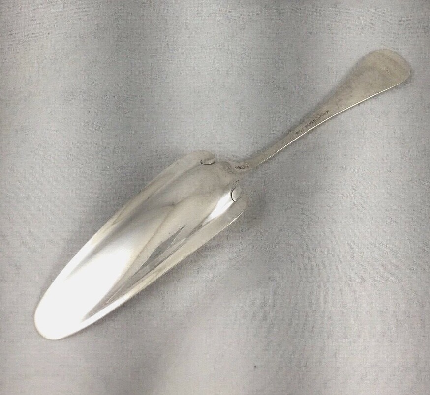 Shell Pattern Bigelow & Kennard Sterling Jelly Cake Server- 7 1/2″- mono’d LMM