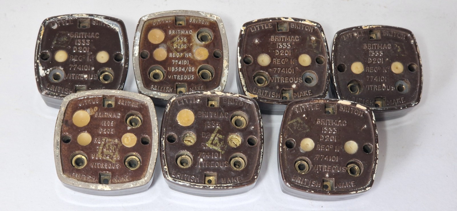 VINTAGE VITREOUS CERAMIC BAKELITE TOGGLE LIGHT SWITCH – BRITMAC LITTLE BRITON
