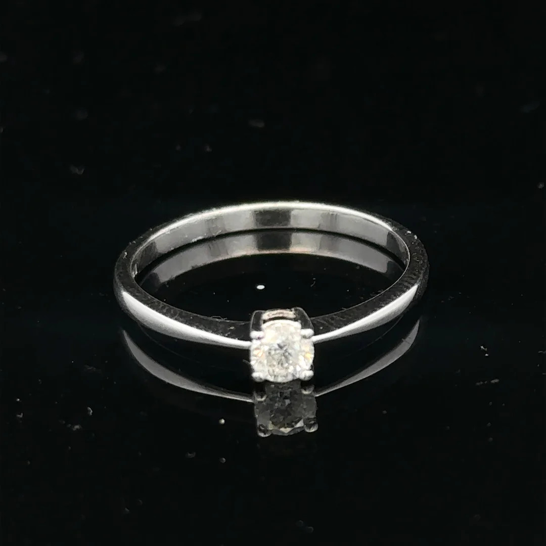18ct white gold 1/4 Caret diamond ring size P1/2