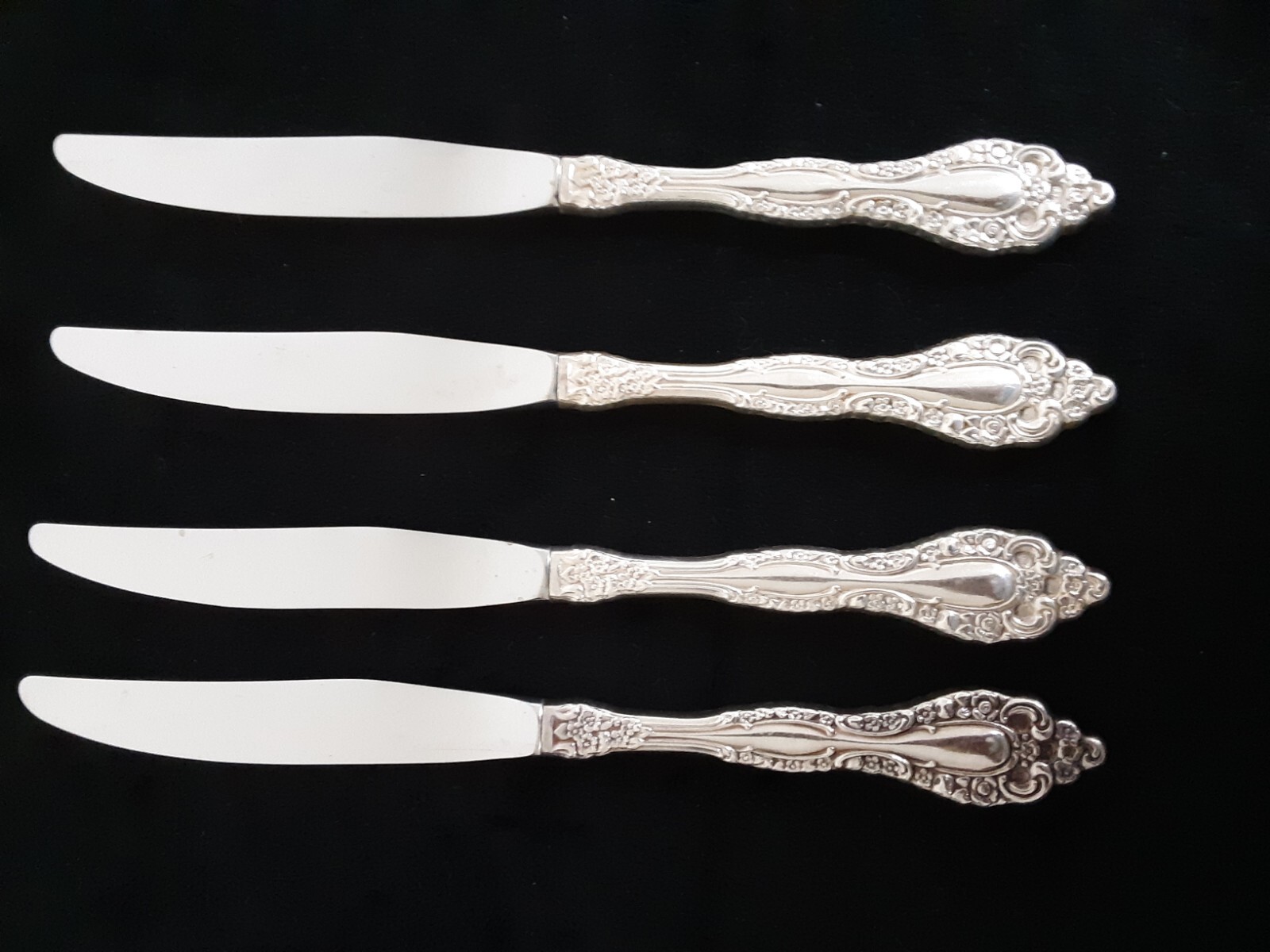 4 Dinner Knives Victorian Classic by 1881 Rogers Oneida Silver Plate
