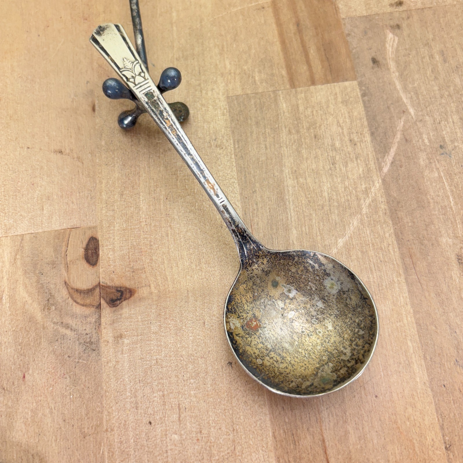 Vintage Court Silverplate Soup Spoon Acanthus Pattern, 5.25″