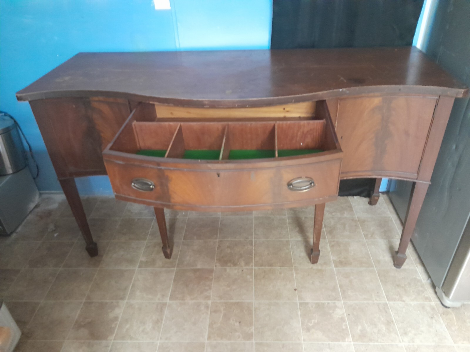 1790 Early American MahoganySerpentine Sideboard Kitchen Furniture