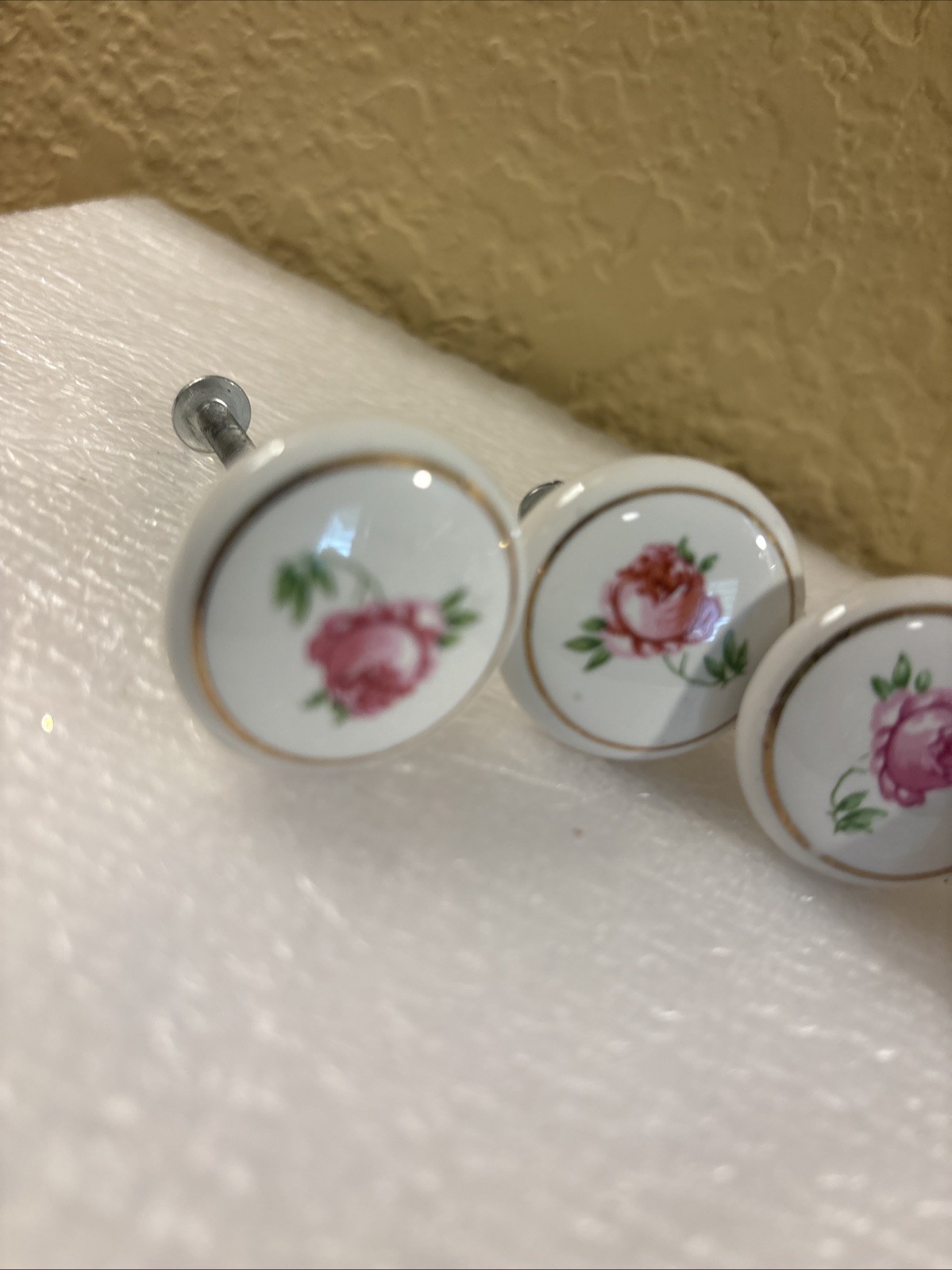 Vtg Porcelain Drawer Pulls Knobs pink Rose gold trim round 1.5 ” Set 6(o10