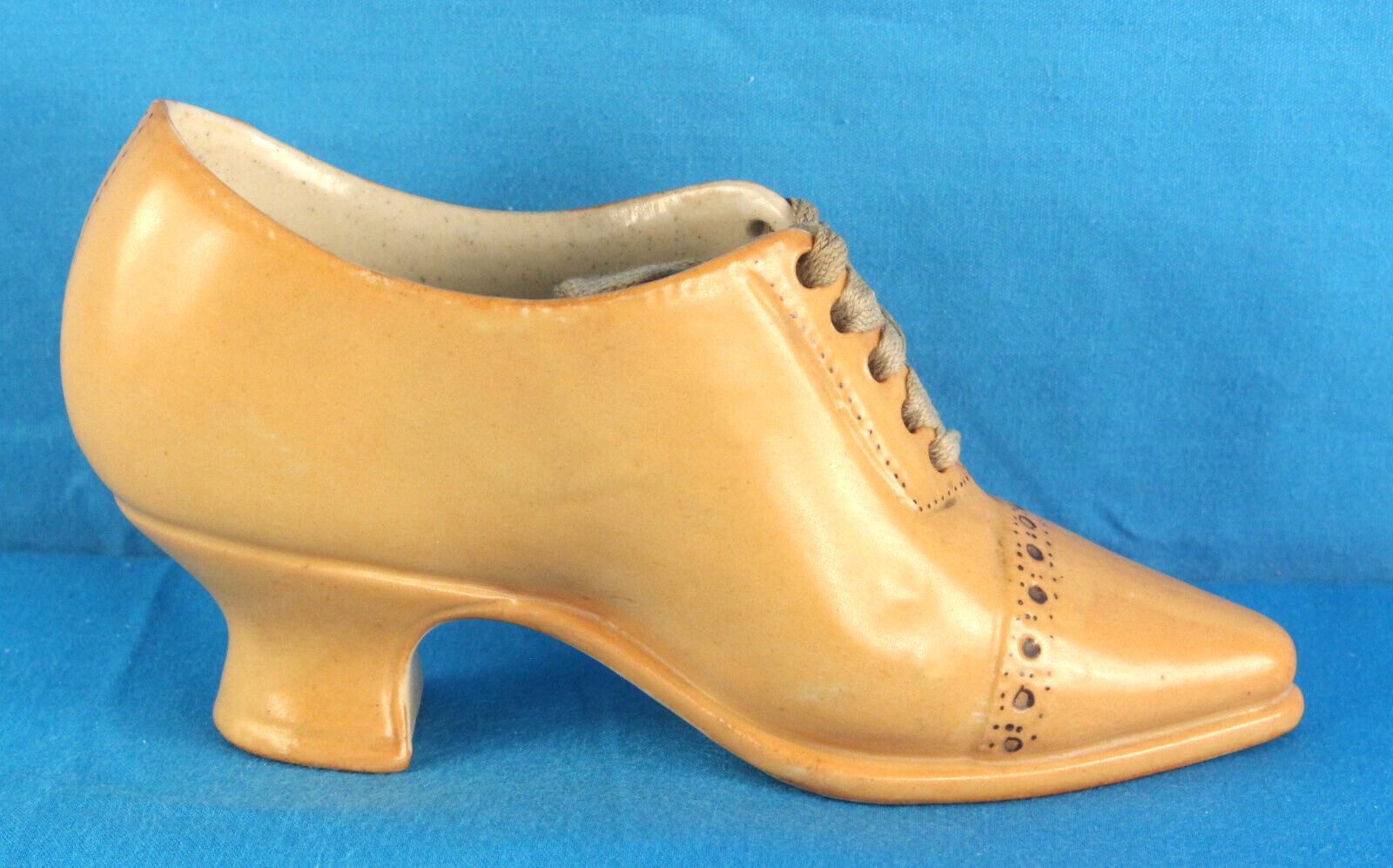 Royal Bayreuth Right Foot Lady’s Mid Heel Shoe