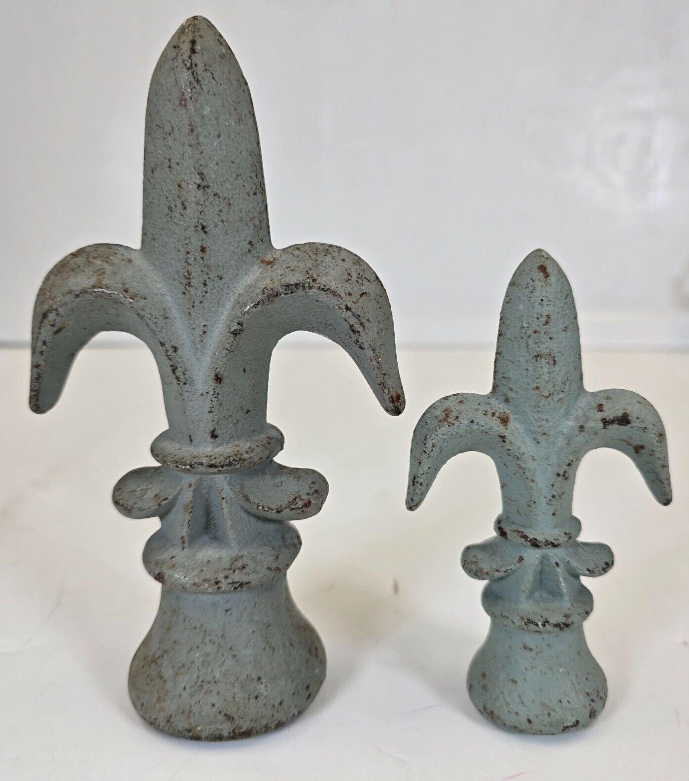 Vtg Cast Iron Fleur de Lis Finial Fence Post Toppers Decor Set of 2 Green Patina