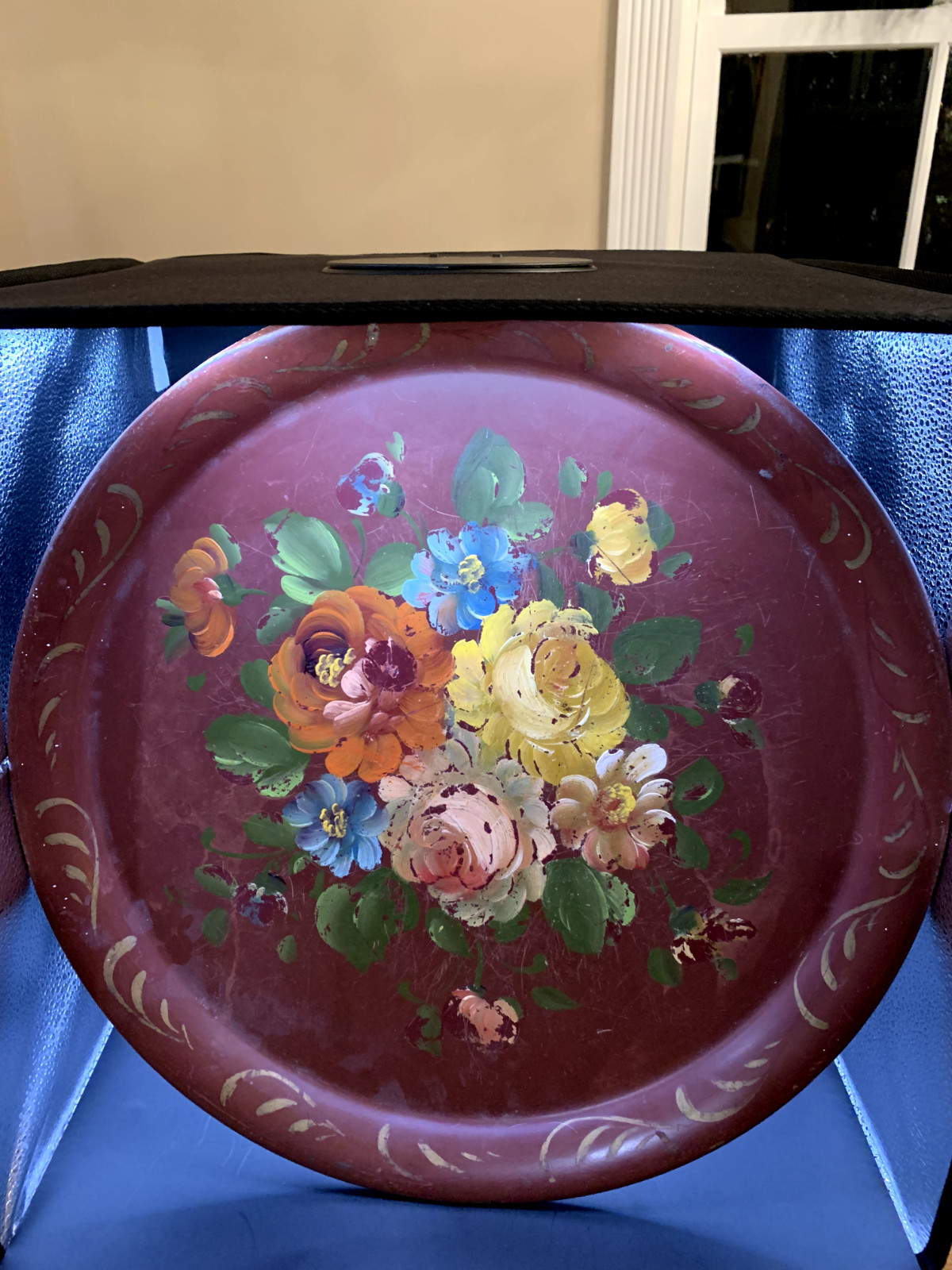 RARE VINTAGE 1940s HAND PAINTED RED TOLE WARE TOLEWARE 16″ ROUND TRAY ROSES