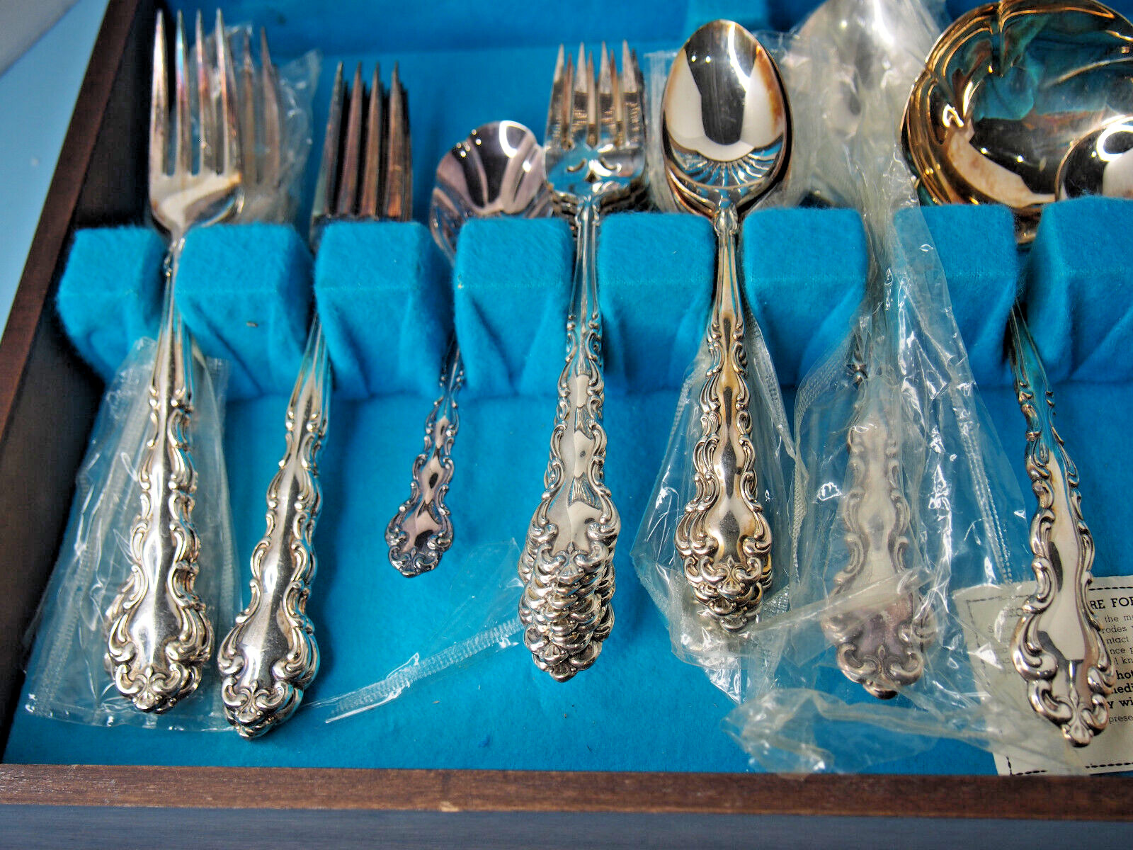 Set Community/Oneida Modern Baroque Silver Plate Flatware Service for 8