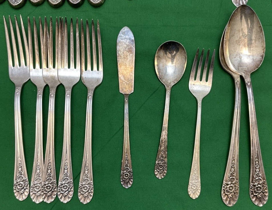25 Pc JUBILEE Silverplated FLATWARE Mix with SERVING PCS Wm Rogers Mfg