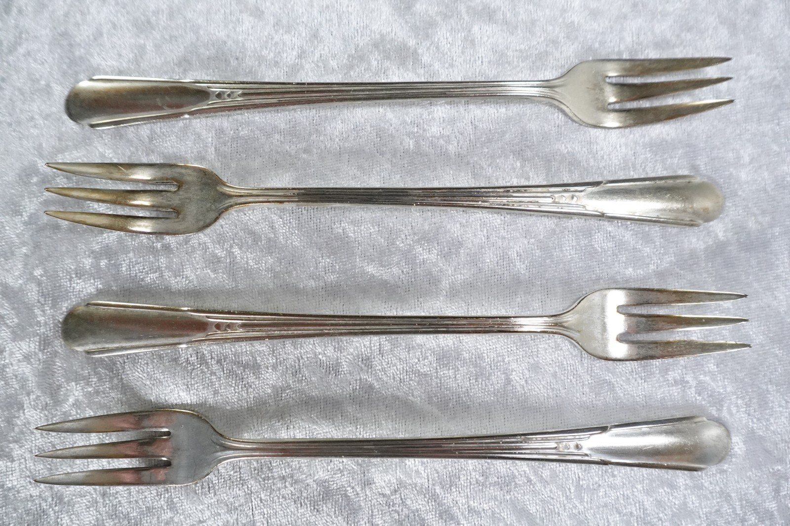 4 ‘TULIP” Pattern Silver Plate 1915 Seafood or Cocktail Forks By Fairfield 6″