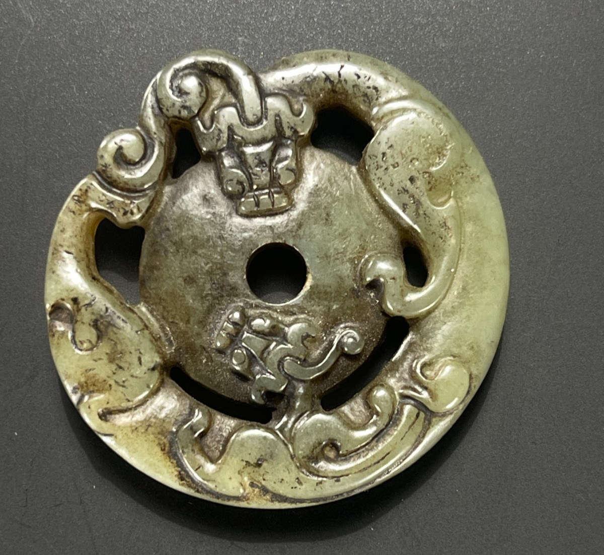 age-old China antique ， Han Dynasty chilong jade bi