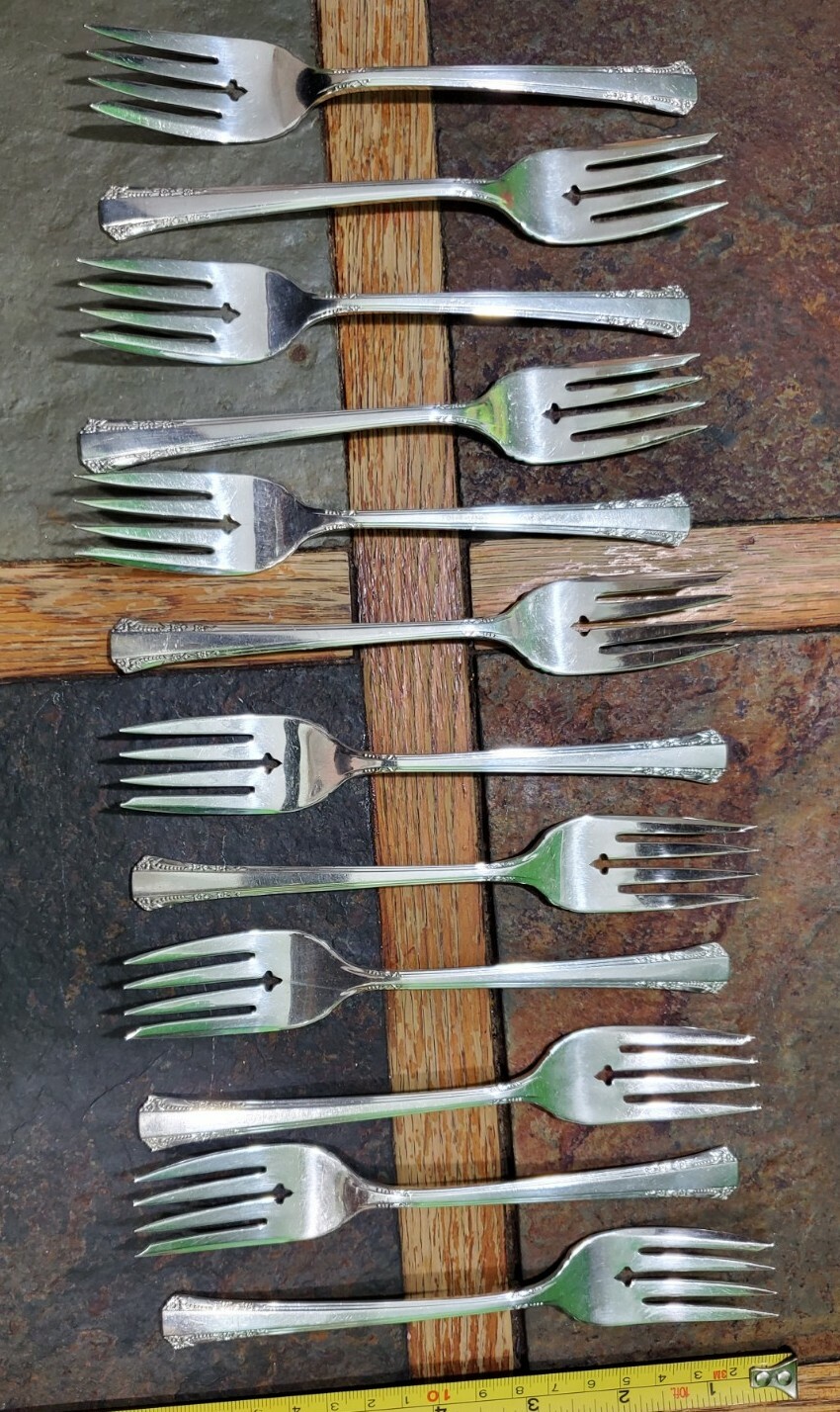 ✅ 1881 ROGERS SET OF 1 2 c1939 DEL MAR PTRN SILVERPLATE “6 1/2” SALAD🥗🍅 FORKS