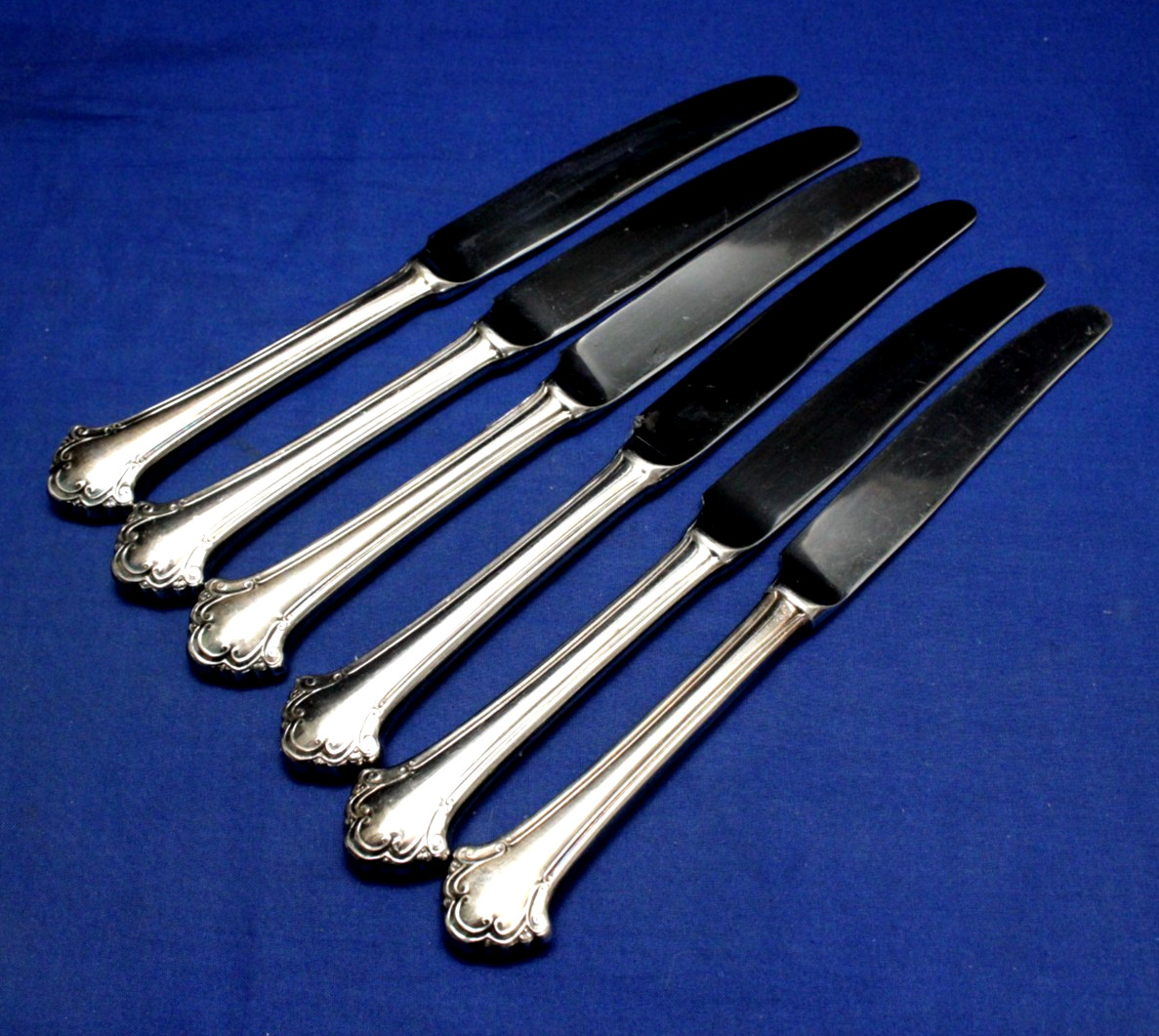 SET 6 Boston Chippendale Silver Plate DINNER KNIVES Serrated Tip 9-3/8″