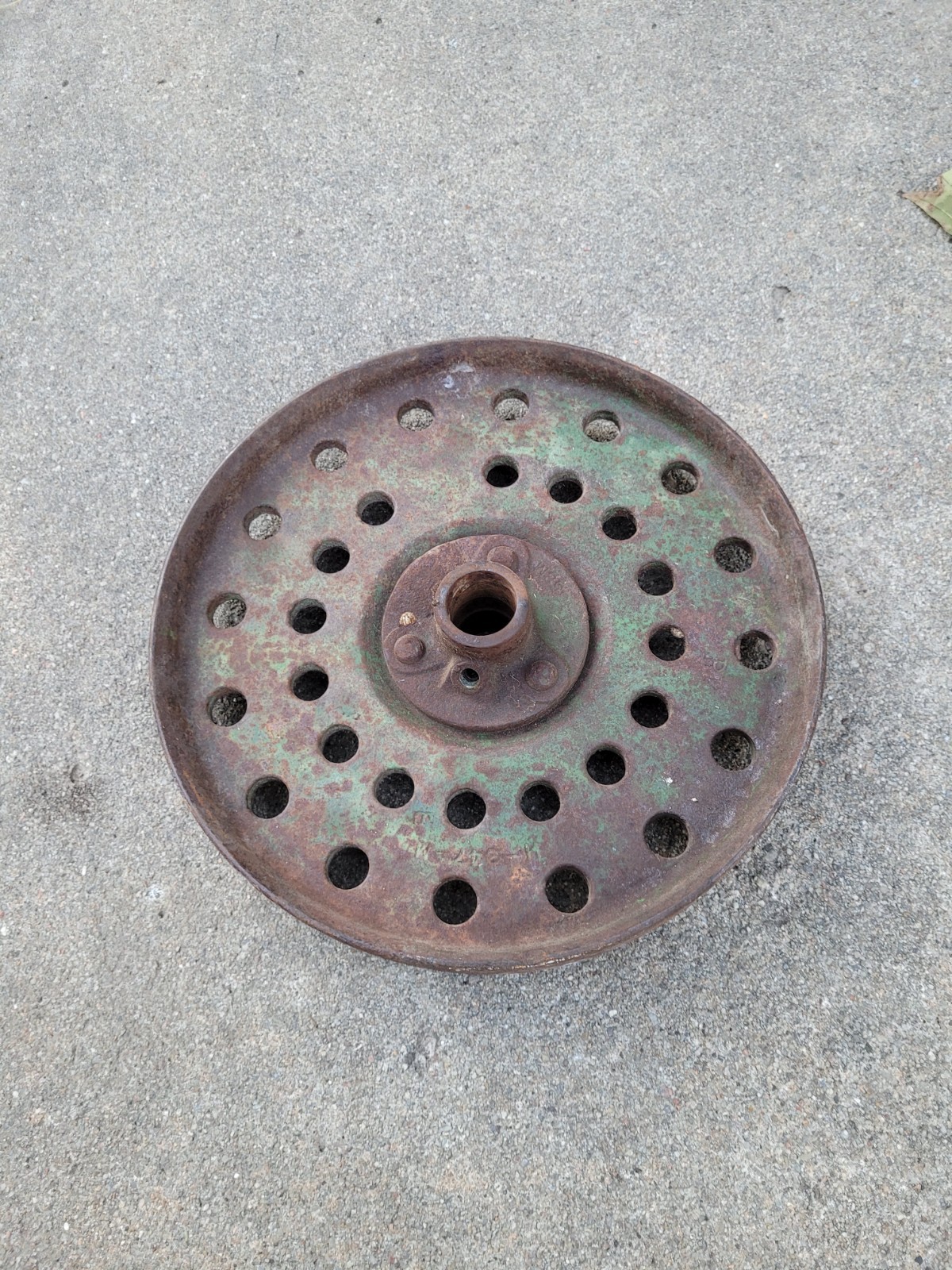 VINTAGE JD-IHC CAST IRON IMPLEMENT PACKER WHEEL 12.50″×2″ FARM DECOR, Yard Art