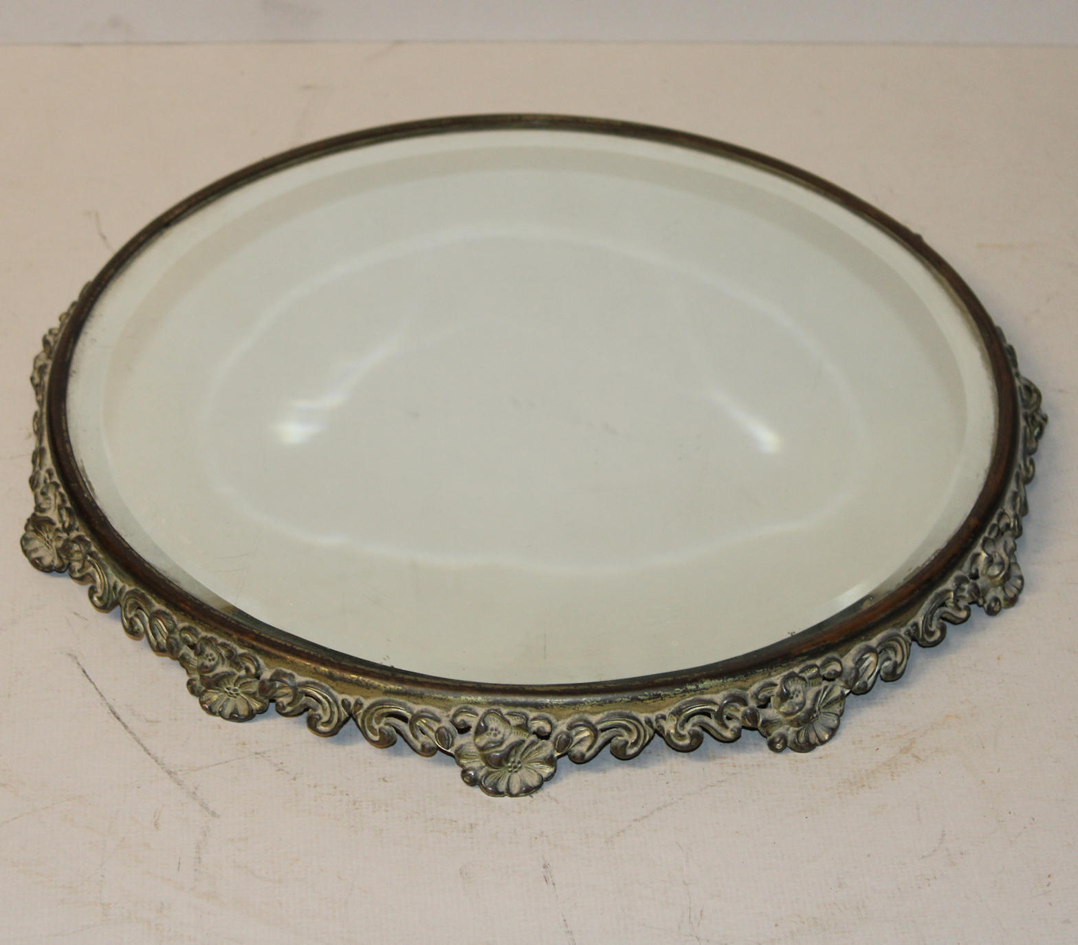 Antique Beveled Edge Mirror Plateau – Floral Feet – 15″ diameter