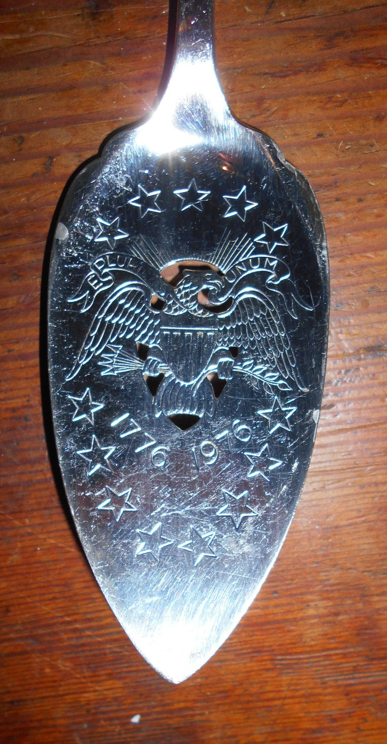 1881 Rogers Oneida Ltd Hammered Pierced Bicentennial 1776-1976 Cake Pie Server