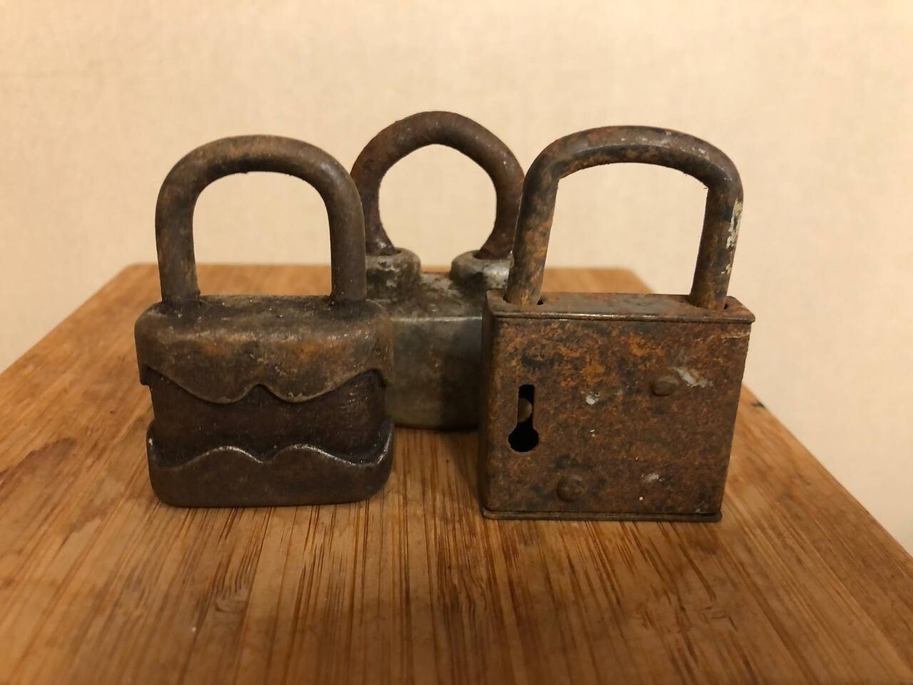Old castle 3 pieces, very rare, around the middle of the 20th century….