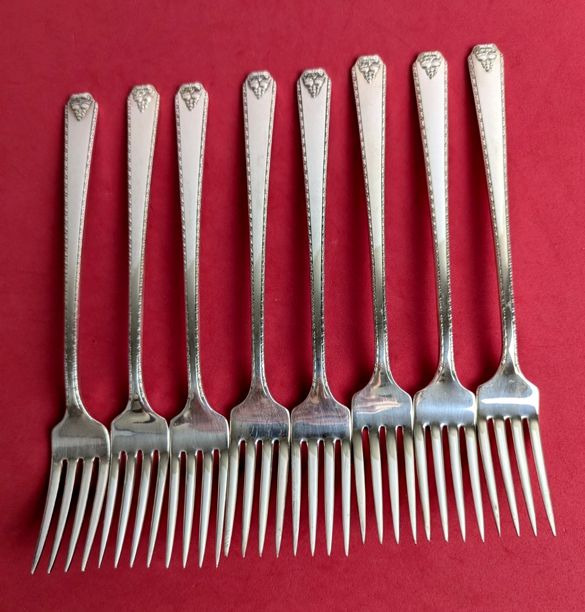 8 Oneida BORDEAUX Grape Grille Forks (Viande) Prestige 1945 Silverplate 7 5/8″