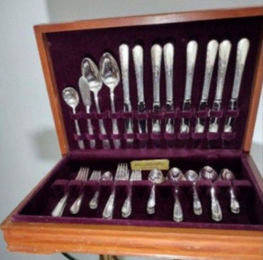 HOLMES & EDWARDS SILVERWARE CHEST SET 50 PIECES