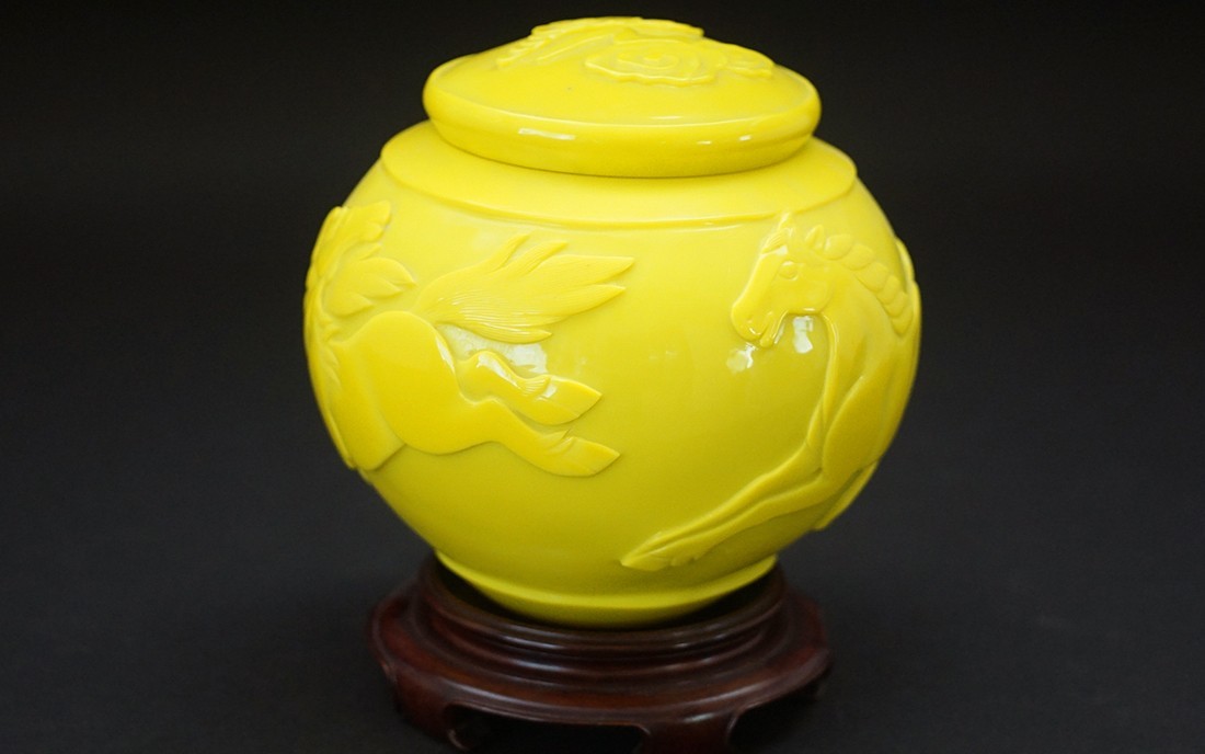 CHINESE PEKING GLASS JAR & LID, IMPERIAL YELLOW HORSE RELIEF, 19th CENTURY