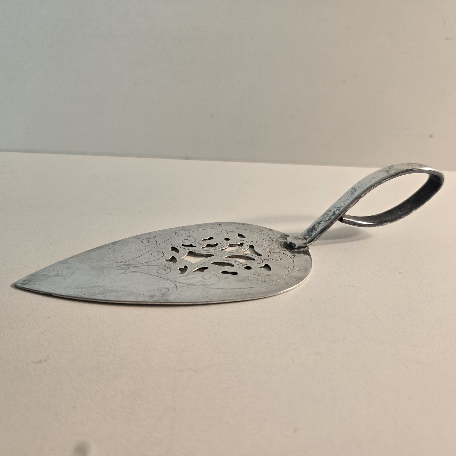 WA ITALY SILVERPLATE LOOP HANDLED PASTRY CHEESE SERVER CHARCUTERIE SERVEWEAR