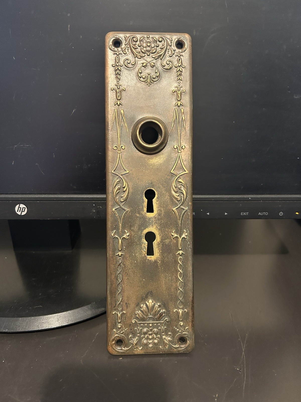 ANTIQUE ART DECO VICTORIAN BRASS DOUBLE 2 KEYHOLE ENTRANCE DOOR KNOB BACK PLATE