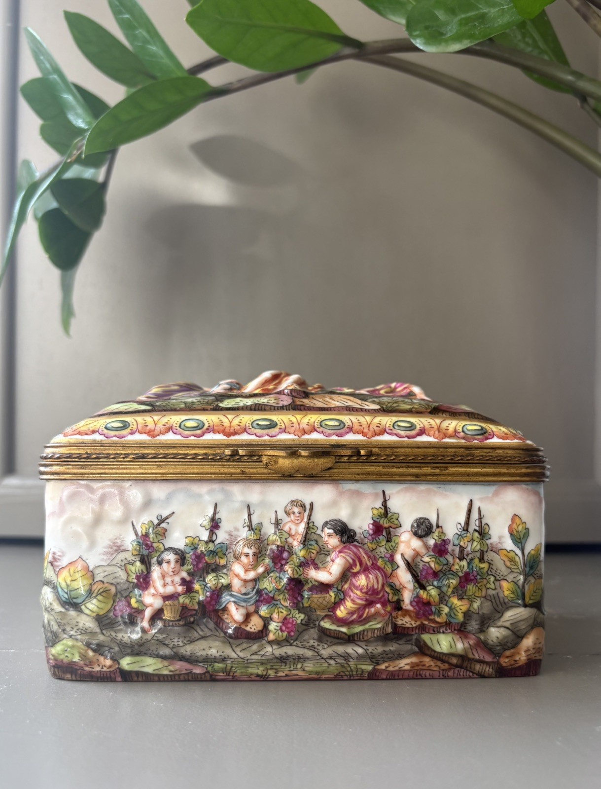 ANTIQUE ITALIAN CAPODIMONTE PORCELAIN DECORATED LIDDED BOX