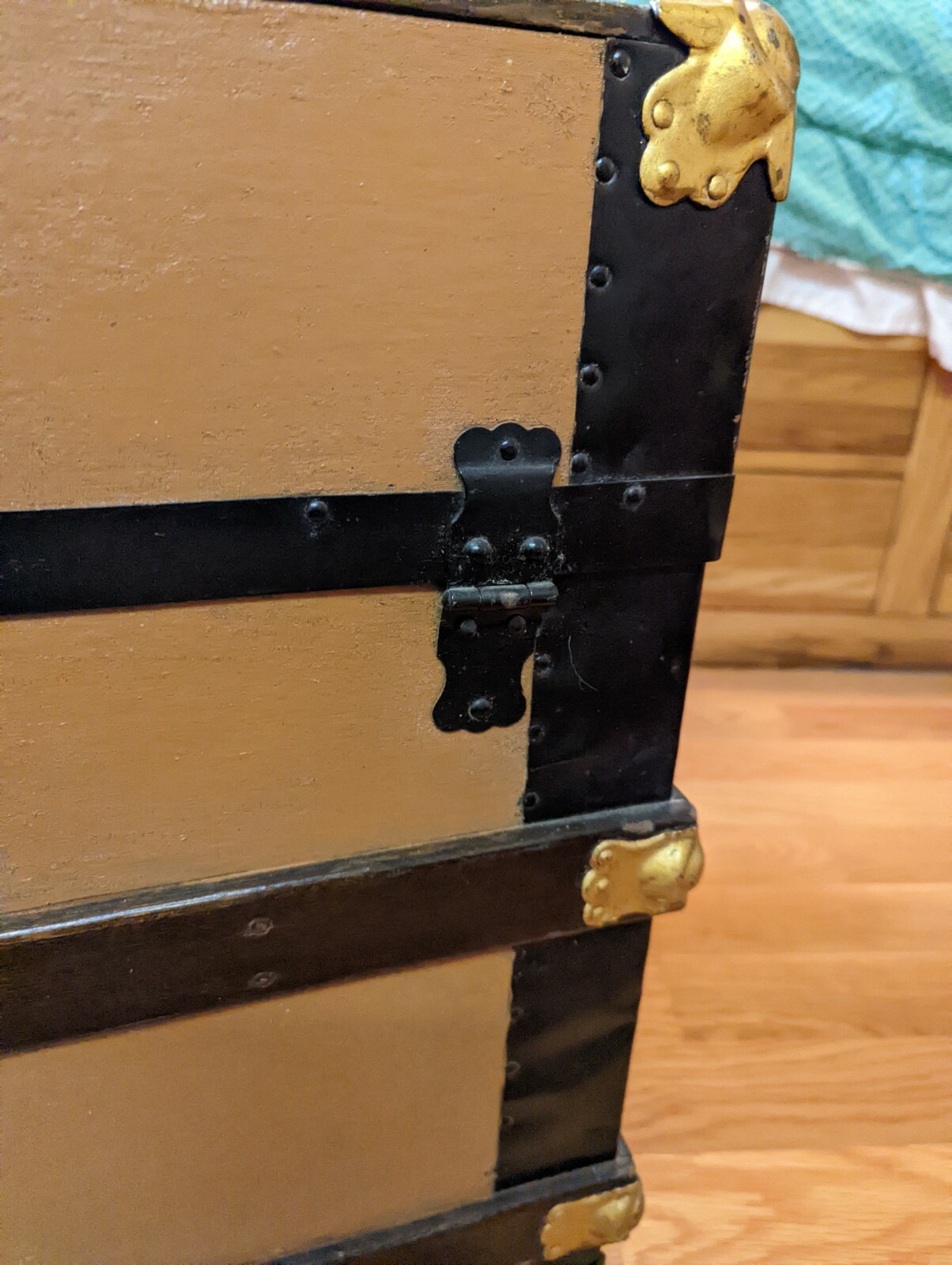 Antique Flat Top Trunk w/ leather straps, Oak slats, wood and Metal 1900 – 1915