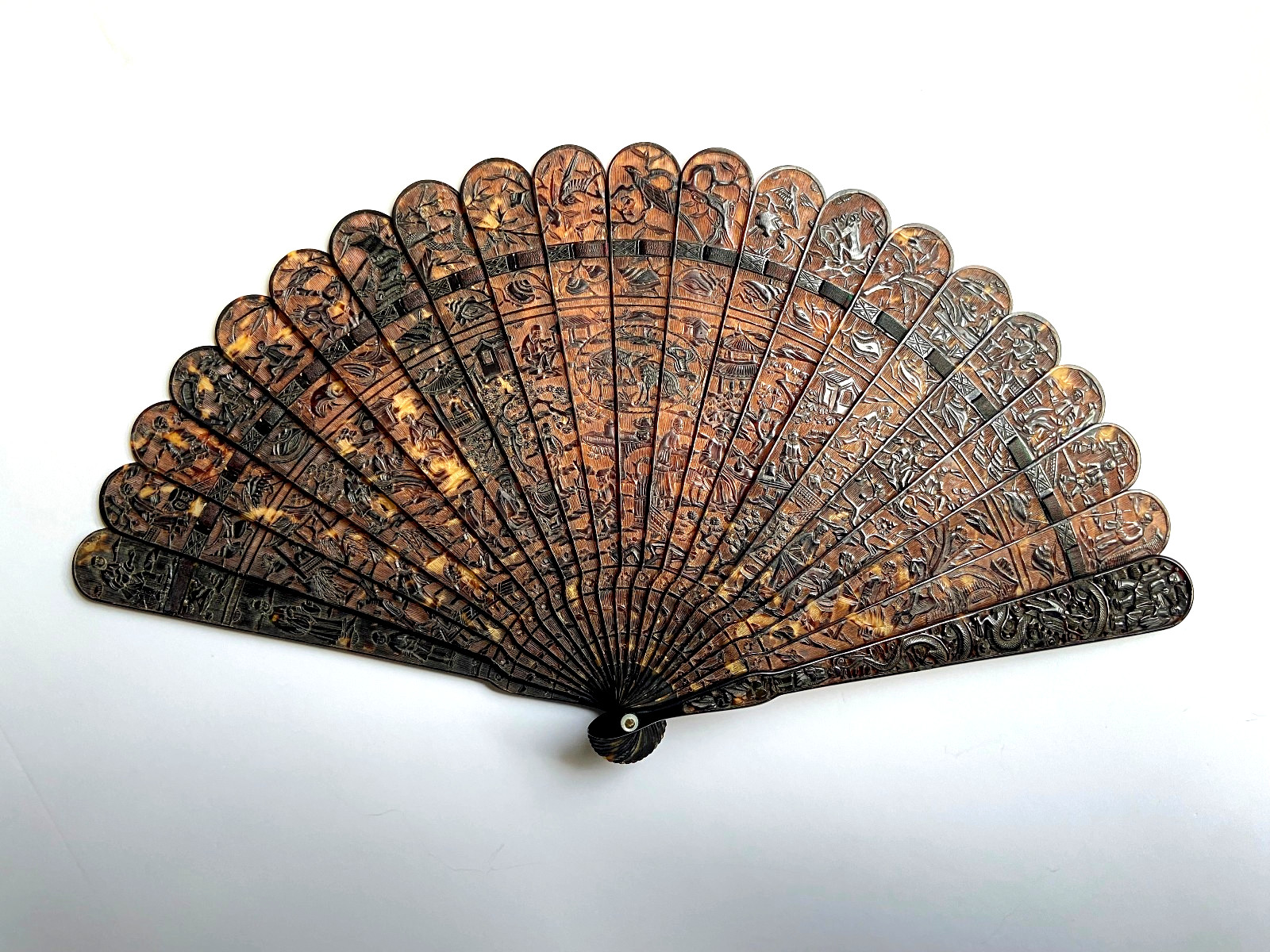 Chinese Qing Dynasty Export Fan Circa 1800 Faux tortoise shell