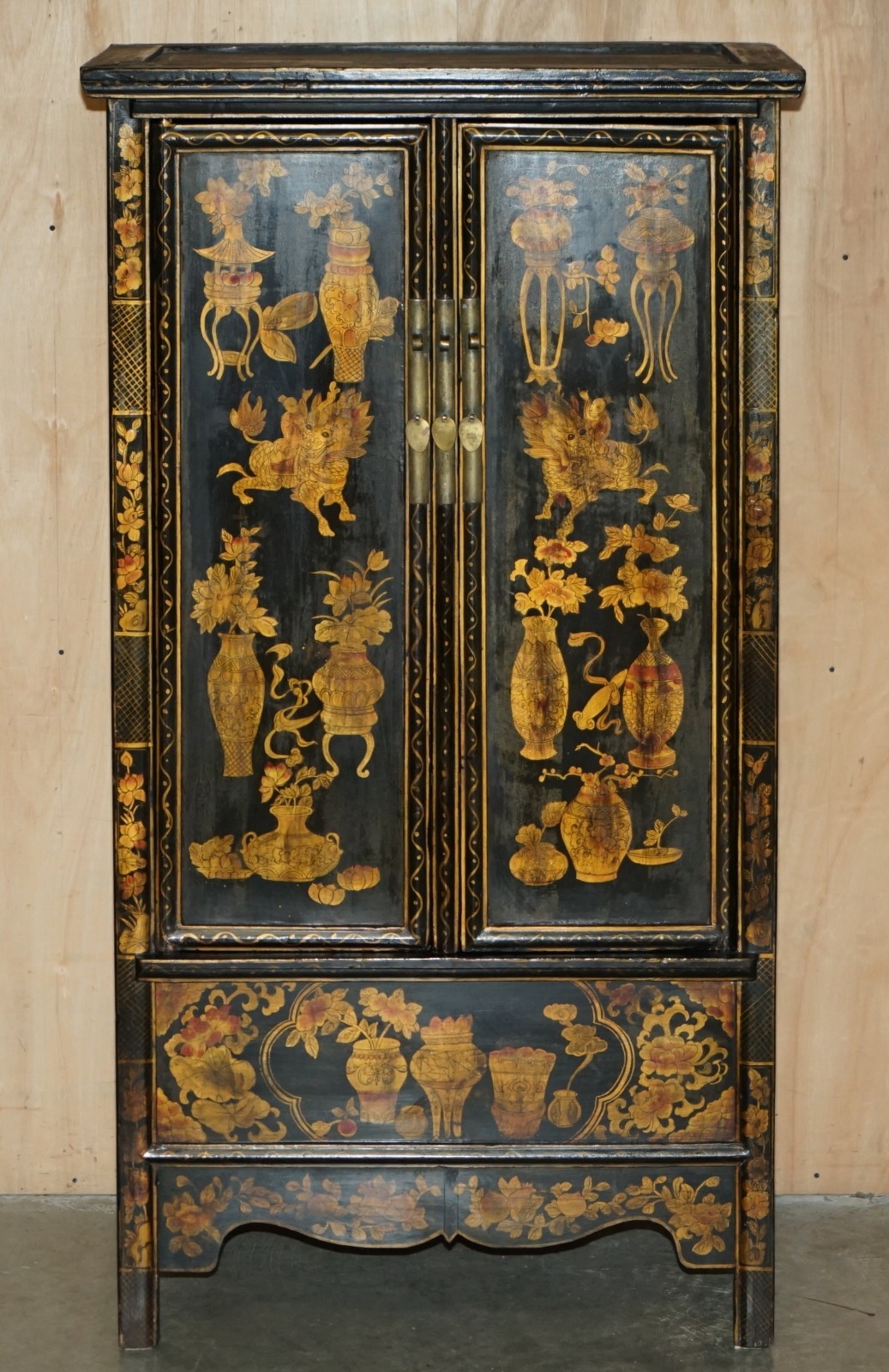 CHINESE EXPORT CHINOISERIE CIRCA 1920 PAINTED LACQUERED WEDDING CABINET WARDROBE