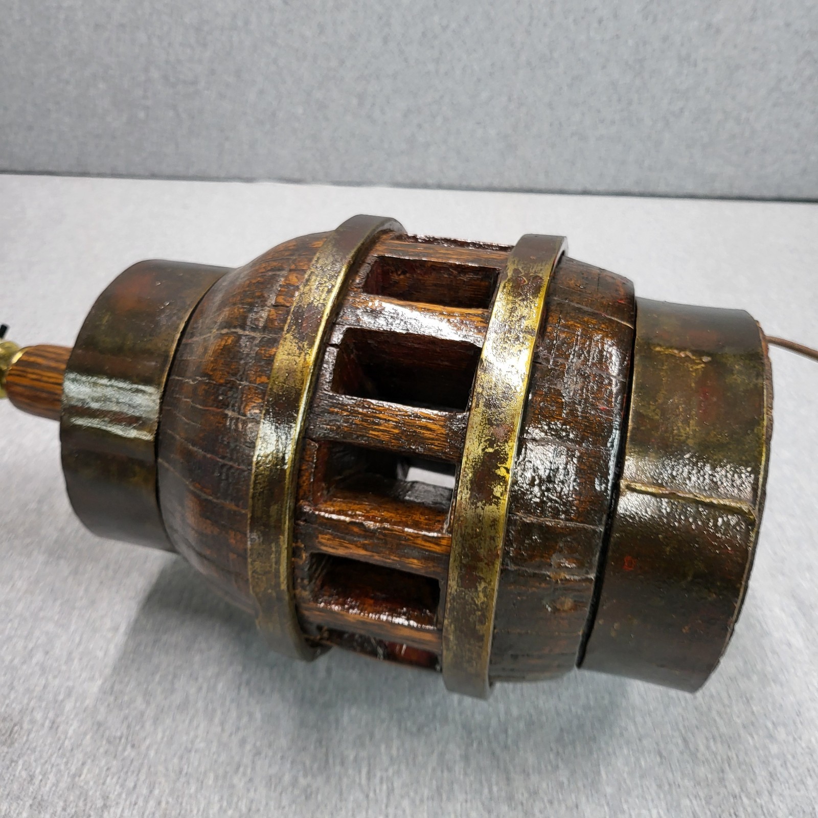 ANTIQUE PRIMITIVE RUSTIC WAGON WHEEL HUB LAMP HEAVY 16 POUNDS