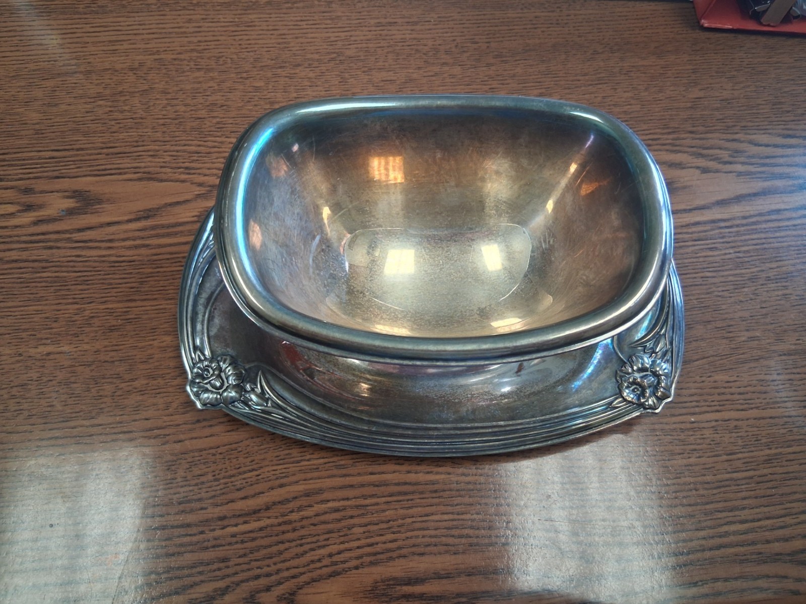 VINTAGE Silver 1847 Rogers Bros. Daffodil Silverplate Gravy Boat IS 9913
