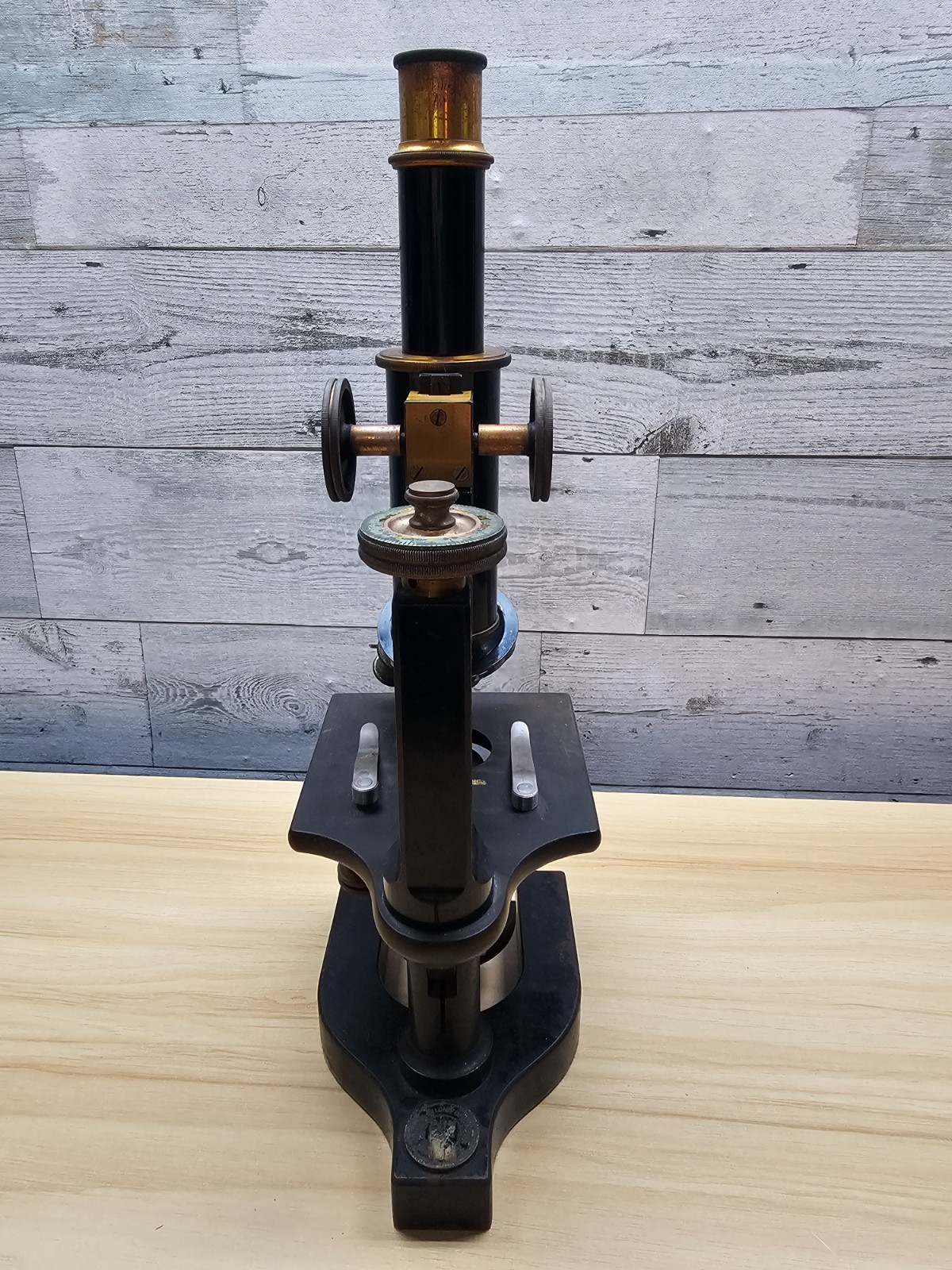 ANTIQUE BAUSCH & LOMB MICROSCOPE AND OPTICS – W/ ORIG. WOODEN CASE – 1908