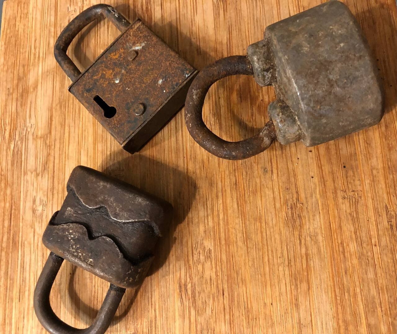 Old castle 3 pieces, very rare, around the middle of the 20th century….
