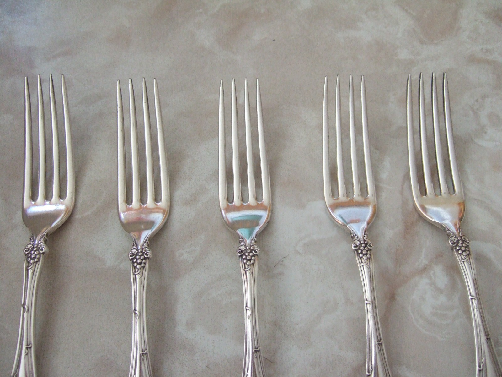 5 DINNER FORKS 1847 ROGERS BROS VINTAGE GRAPES Pattern Silverplate 7 5/8″ L